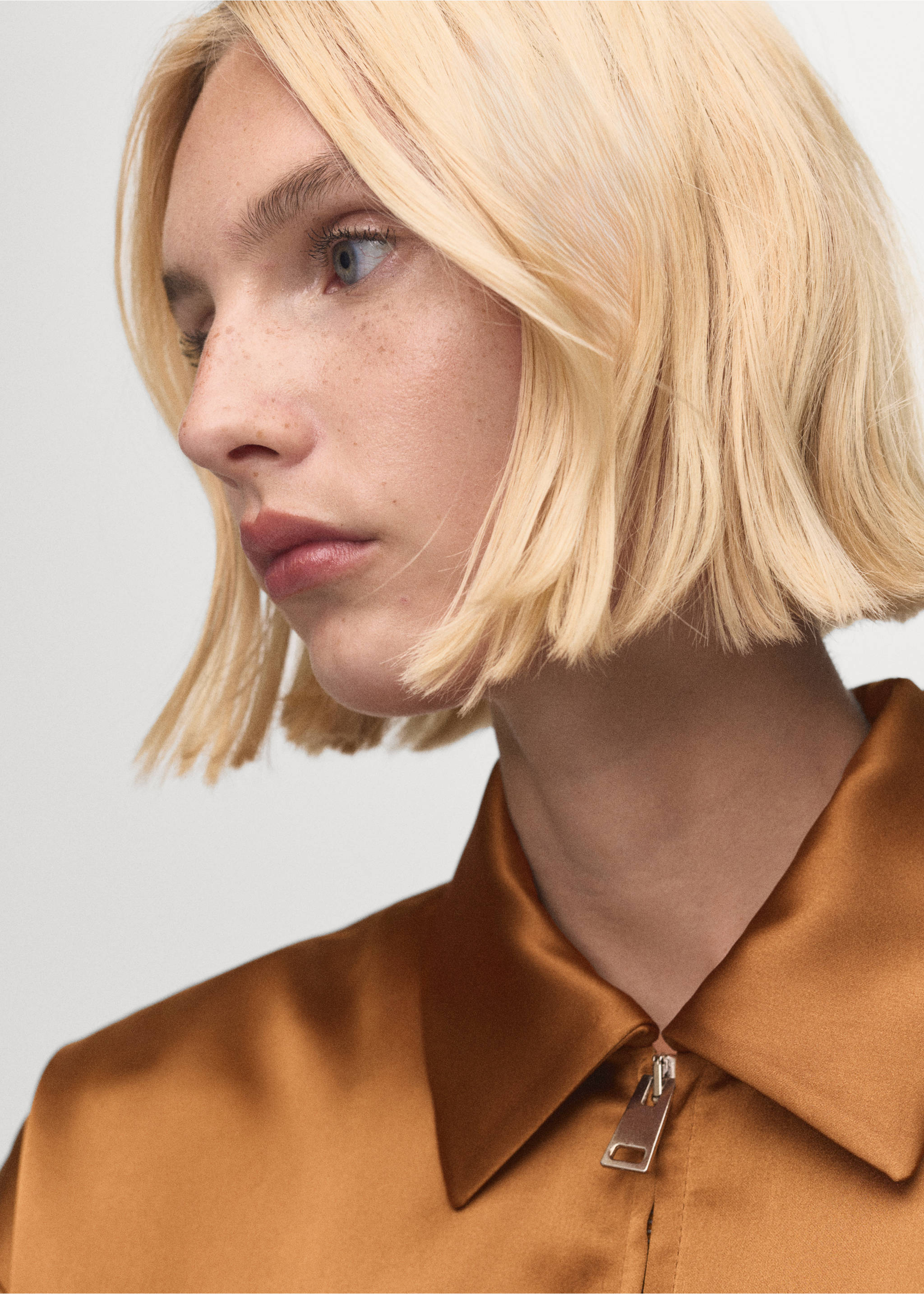 Satinjacka med fickor - Detaljer om artikeln 1, Konjak. Ref: 17084447-00.