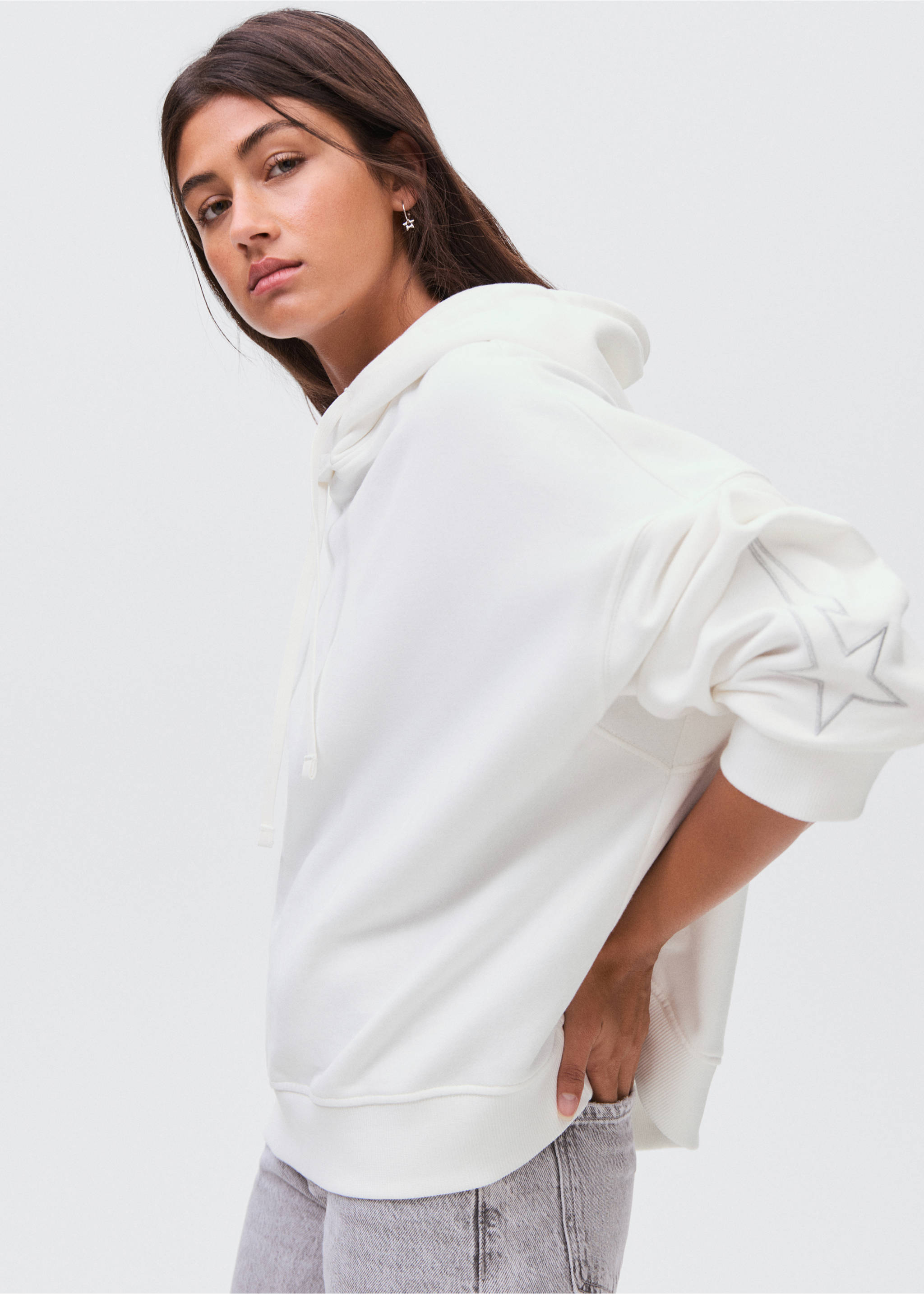 Sudadera estrella bordada - Plano medio, Blanco roto. Ref: 17084781-00.
