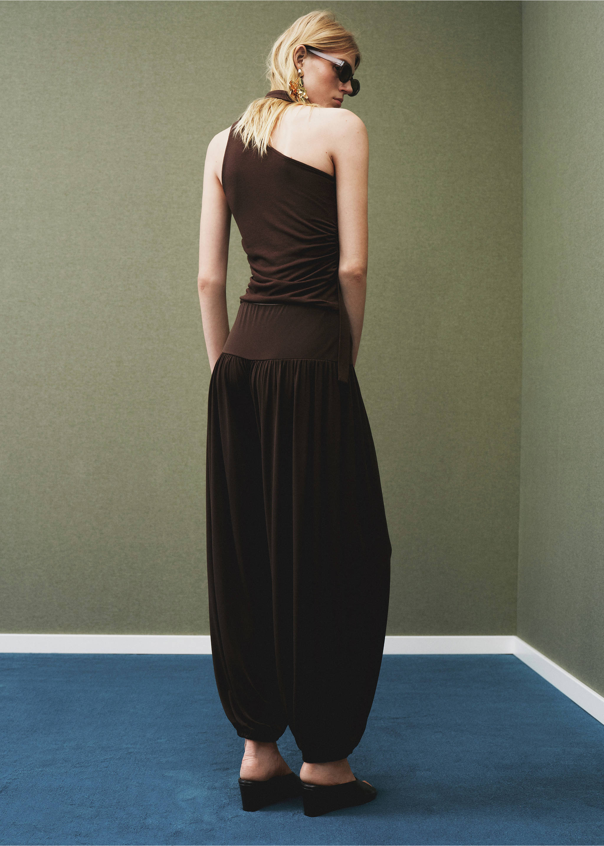 Balloon trousers with elastic waist - Reverse of the article, Brown. Ref: 17084787-00.