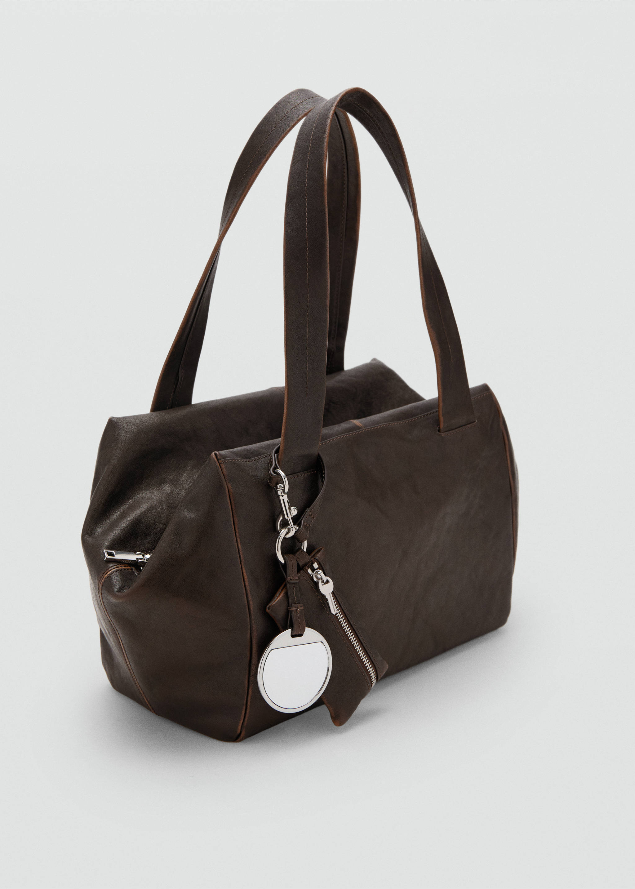 Bolso medio piel hombro charms - Plano medio, Chocolate. Ref: 17085169-00.