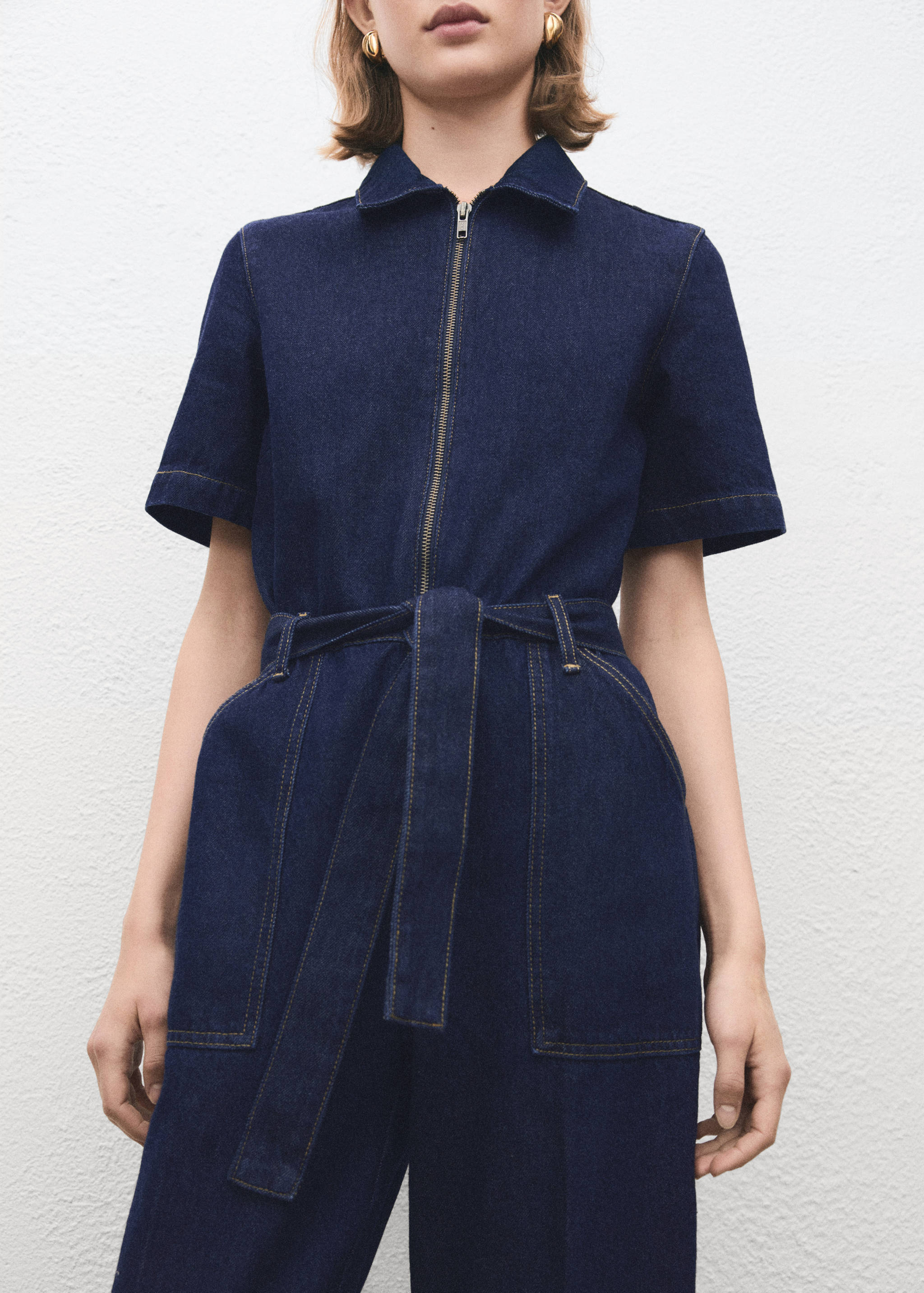 Jeans-Overall mit Gürtel - Mittlere Ansicht