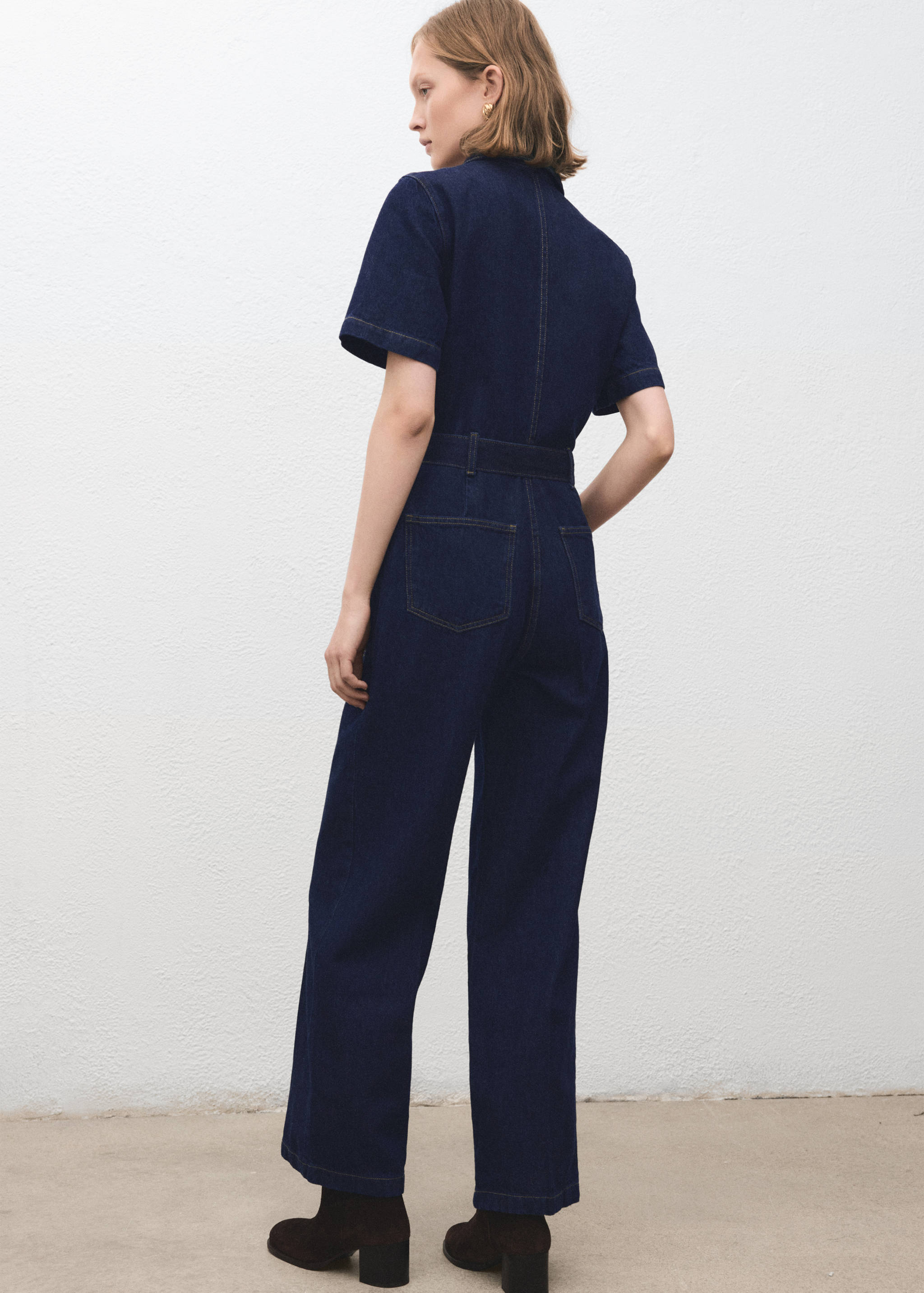 Jeans-Overall mit Gürtel - Rückseite des Artikels