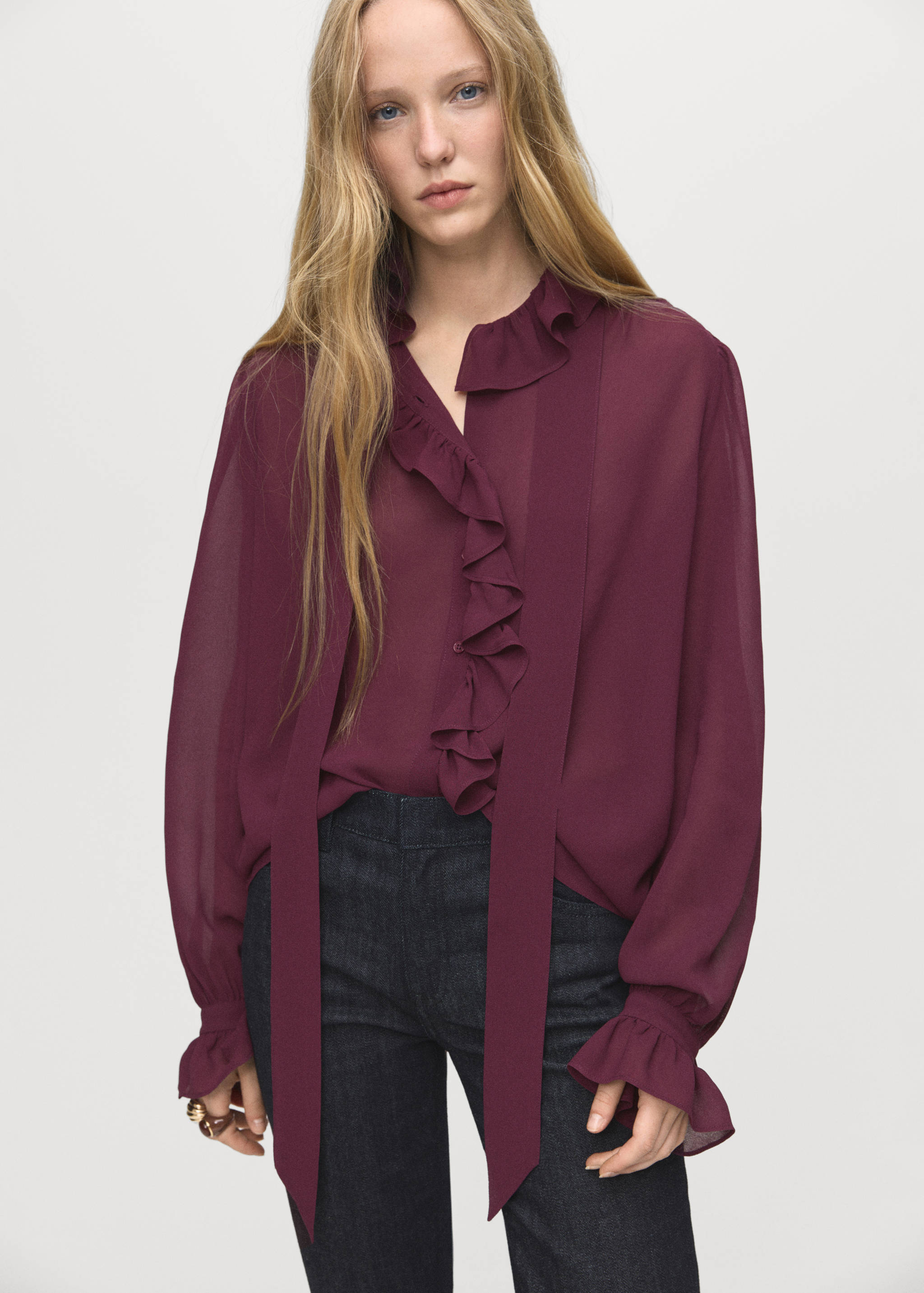 Blus med volanger i foulard-material - Bild av mittparti