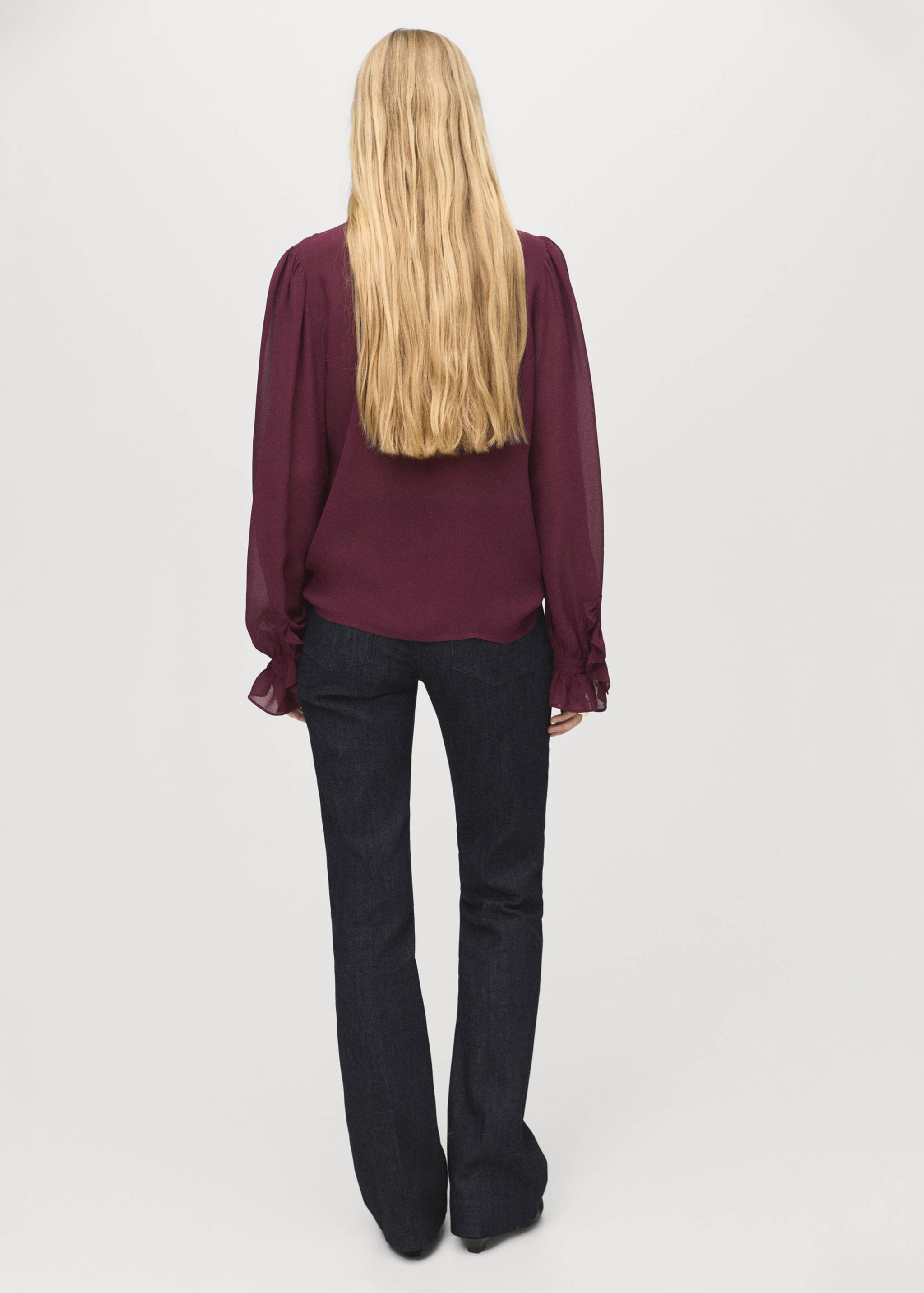 Blus med volanger i foulard-material - Artikelns baksida