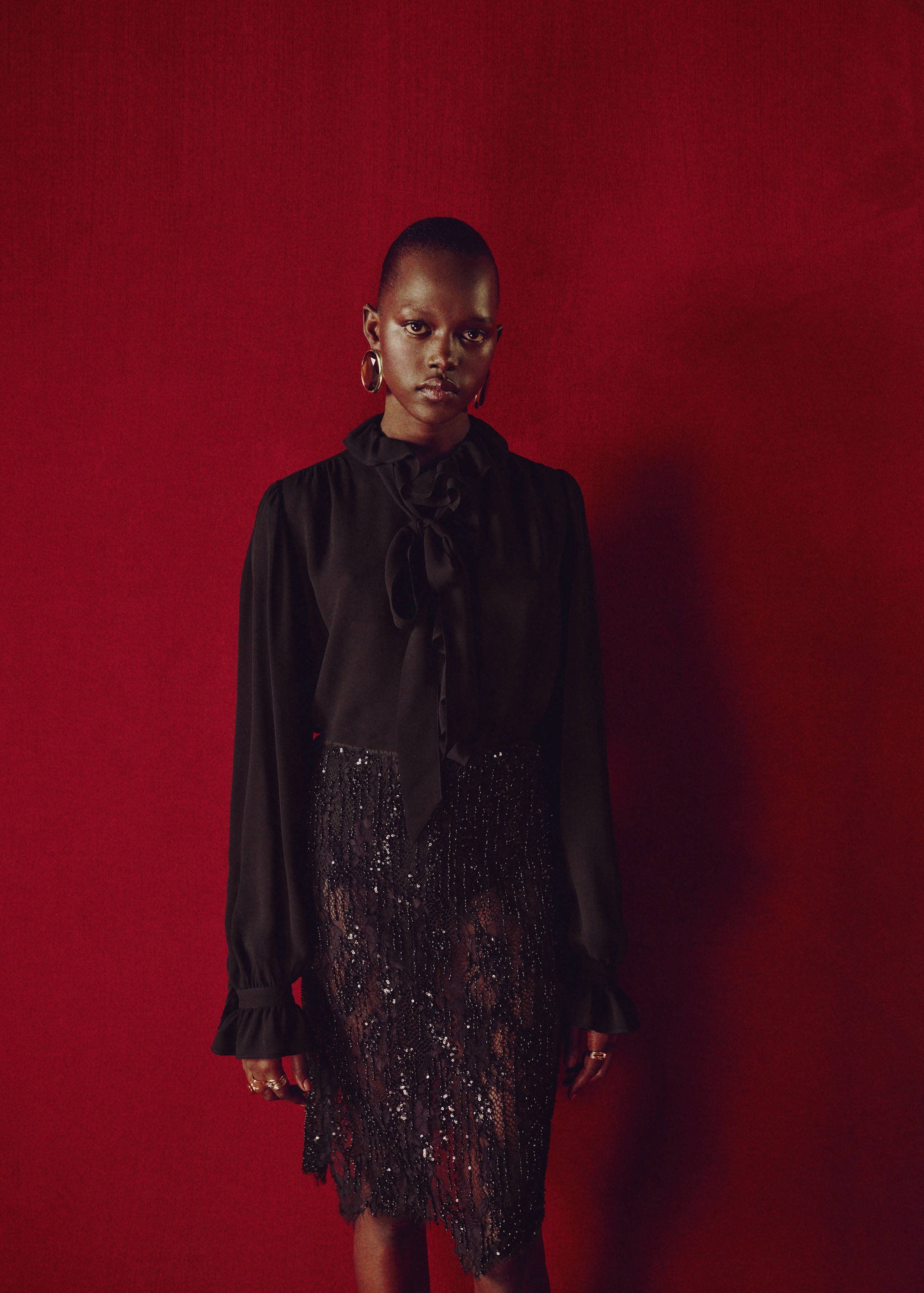 Blus med volanger i foulard-material - Bild av mittparti