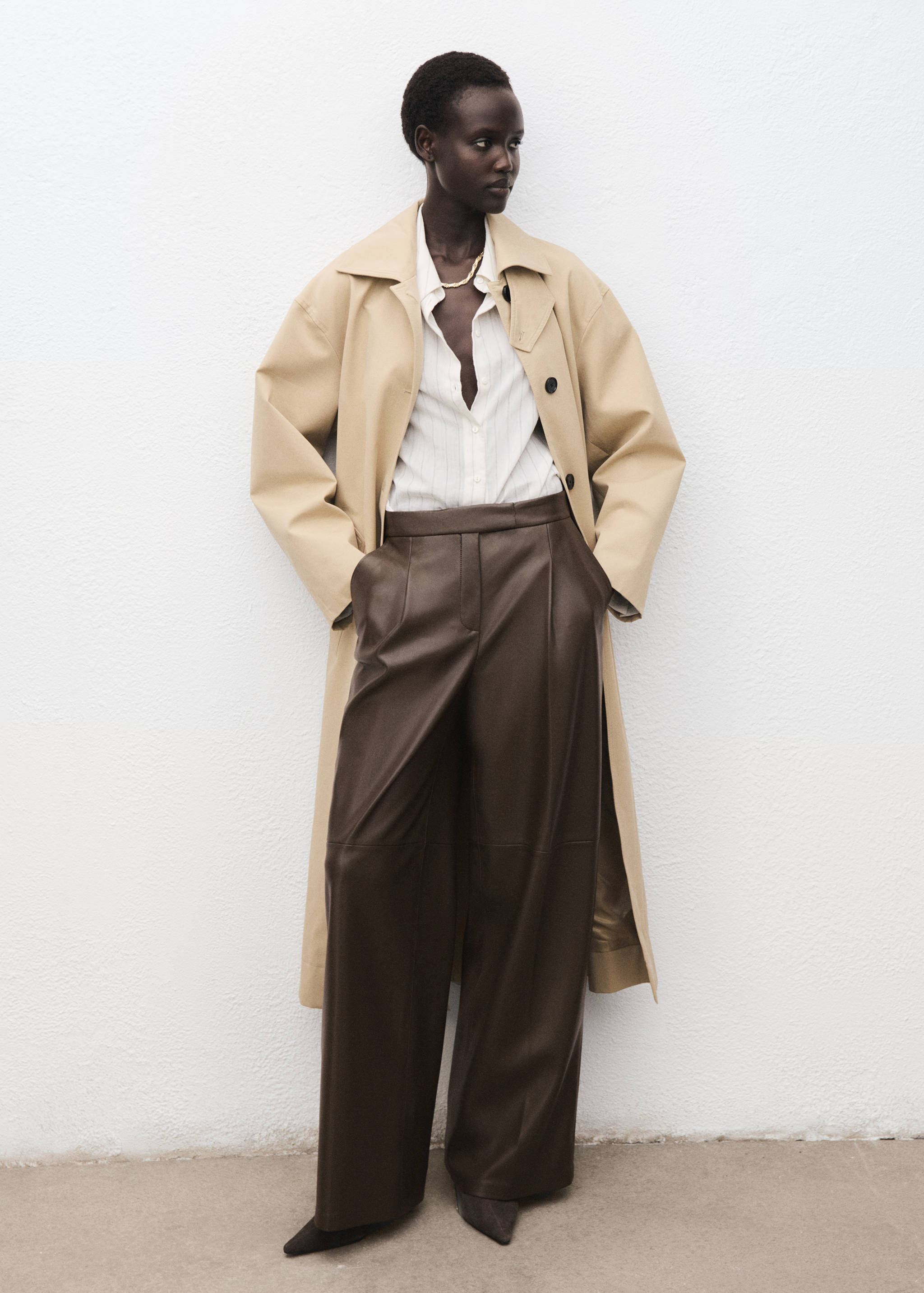 Pantalón wide leg efecto piel - Plano general