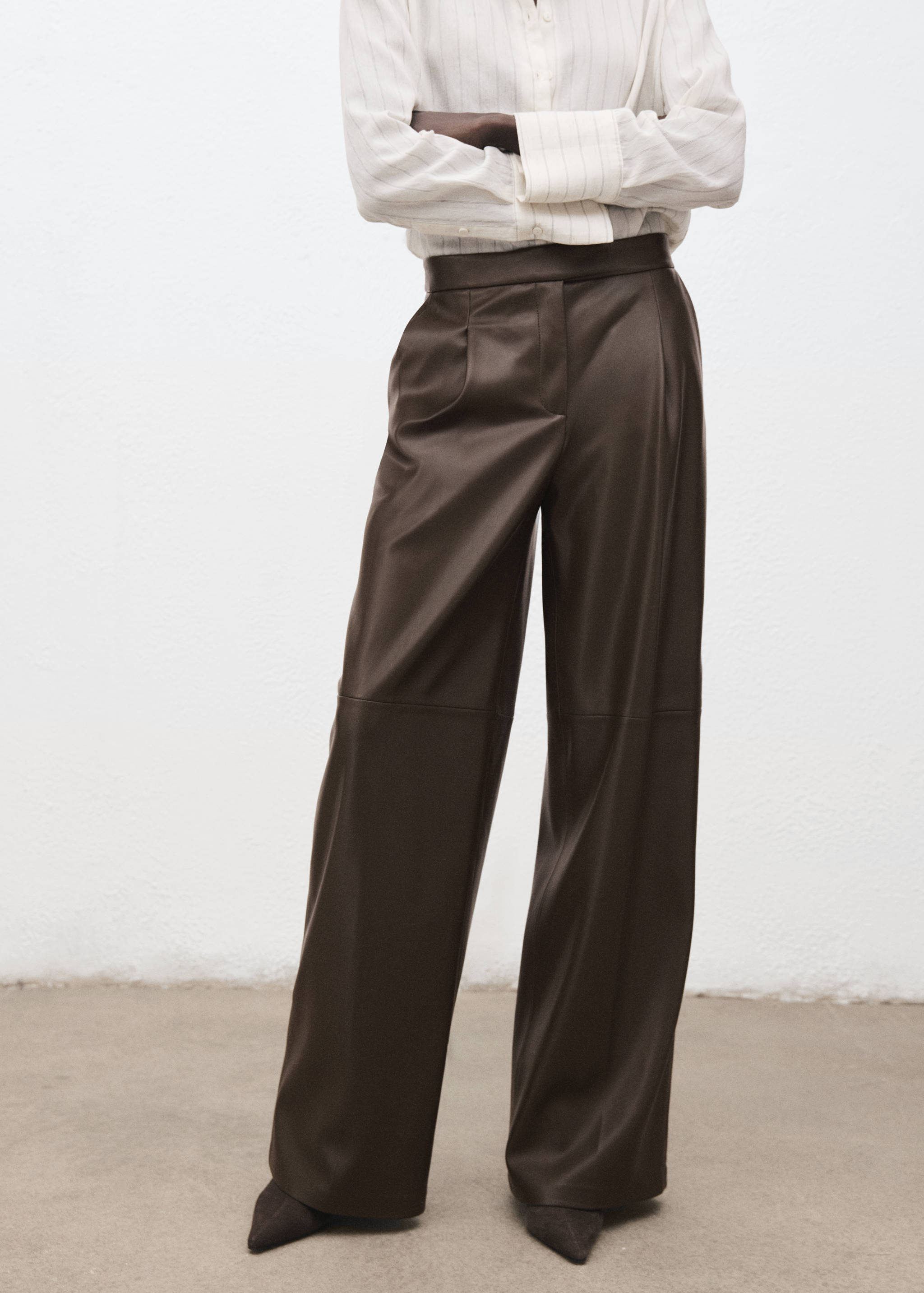 Pantalón wide leg efecto piel - Plano medio