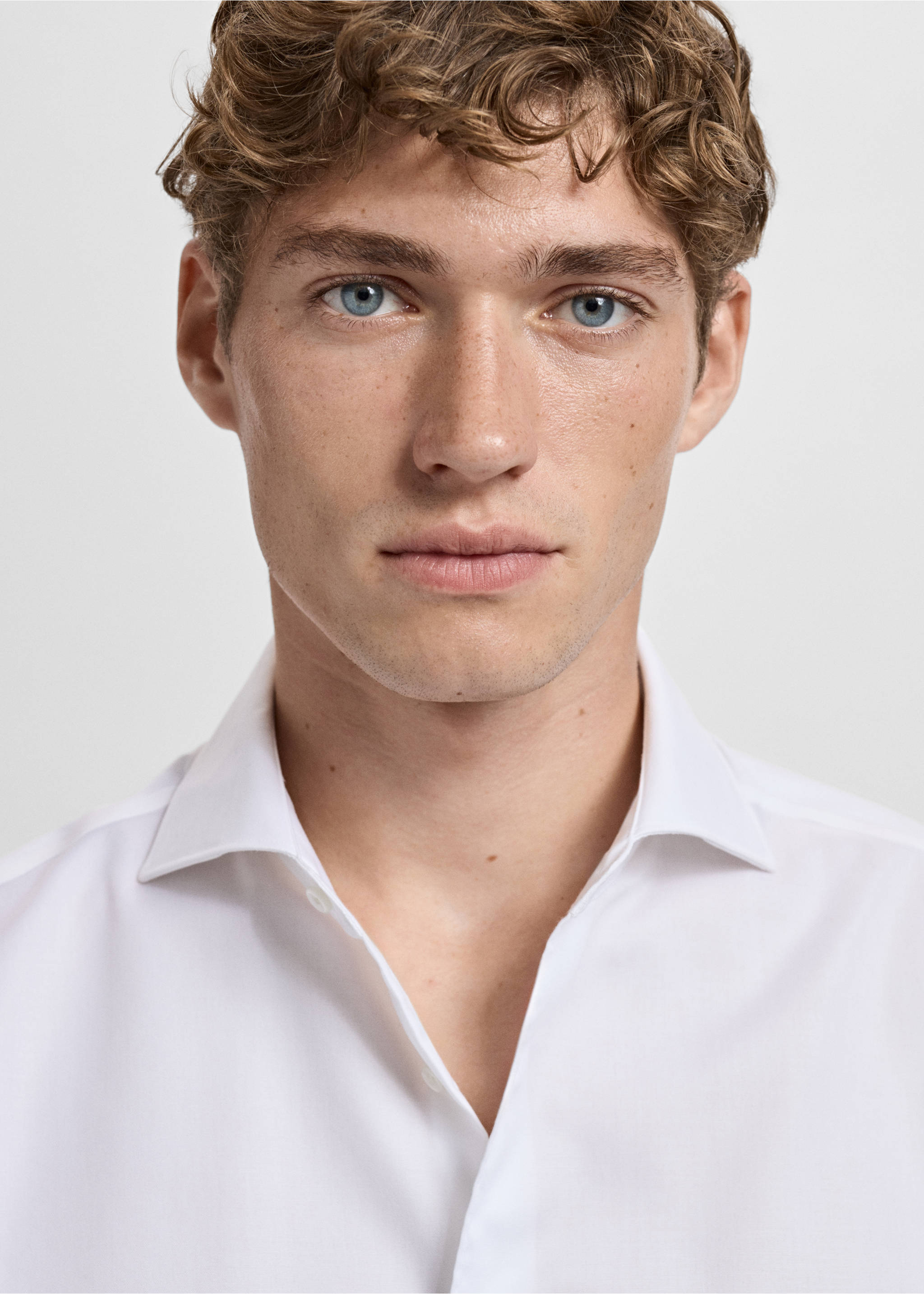 Camisa vestir 100% cotó slim fit - Detall de l'article 1, Blanc. Ref: 17085978-00.