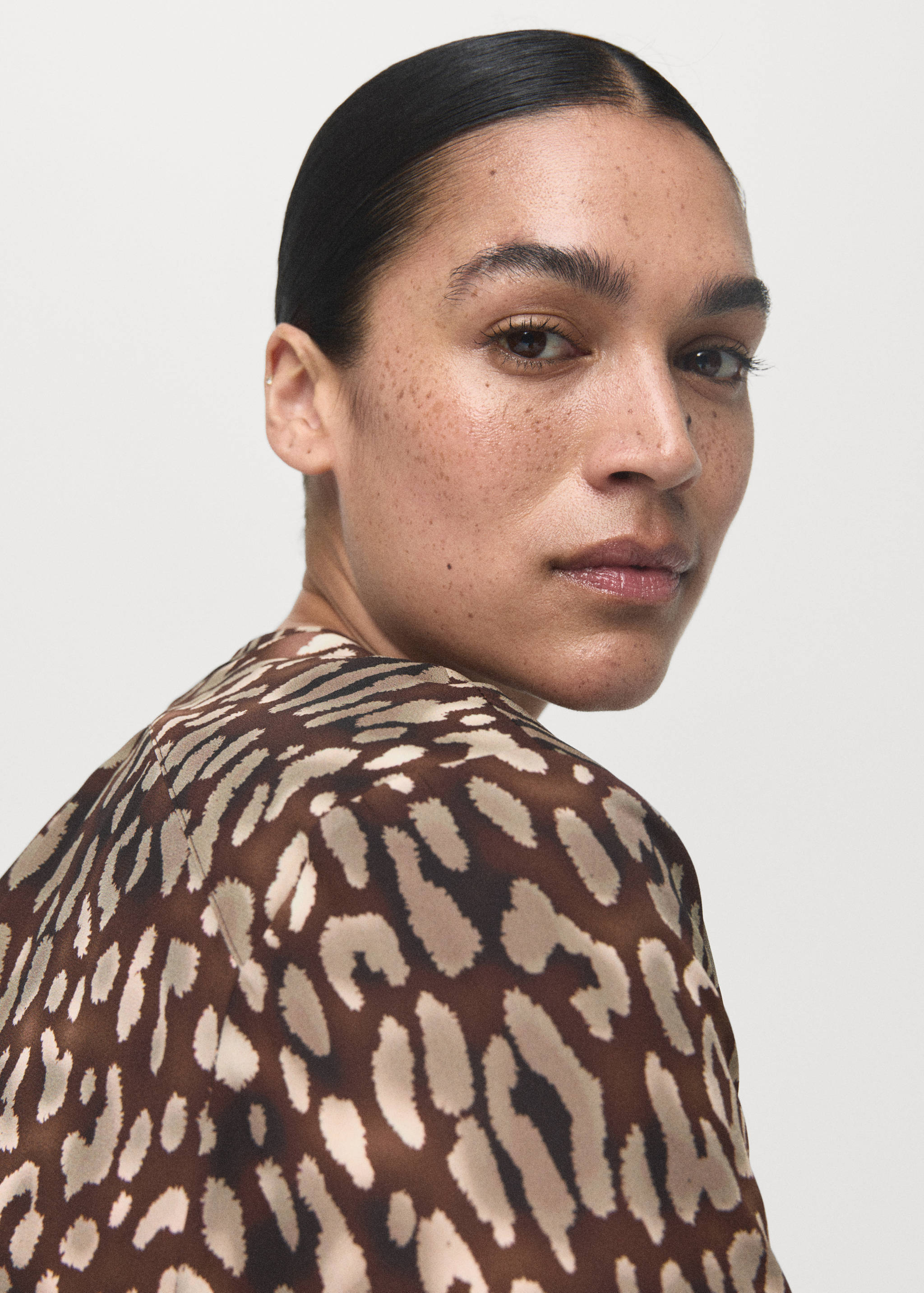 Satijnen blouse met luipaardprint en strik - Detail van het artikel 4