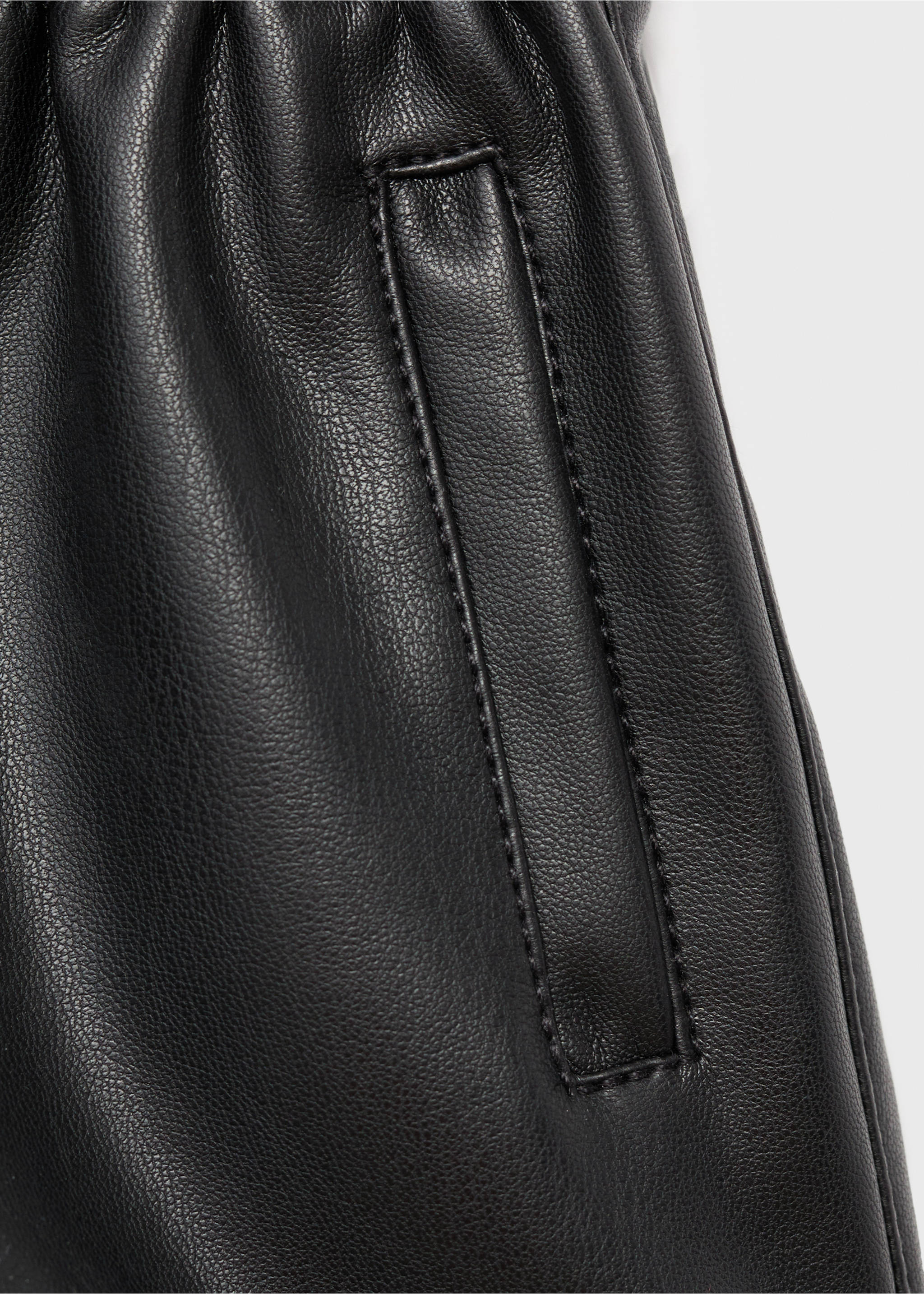 Faux-leather shorts - Details of the article 8, Black. Ref: 17086334-00.