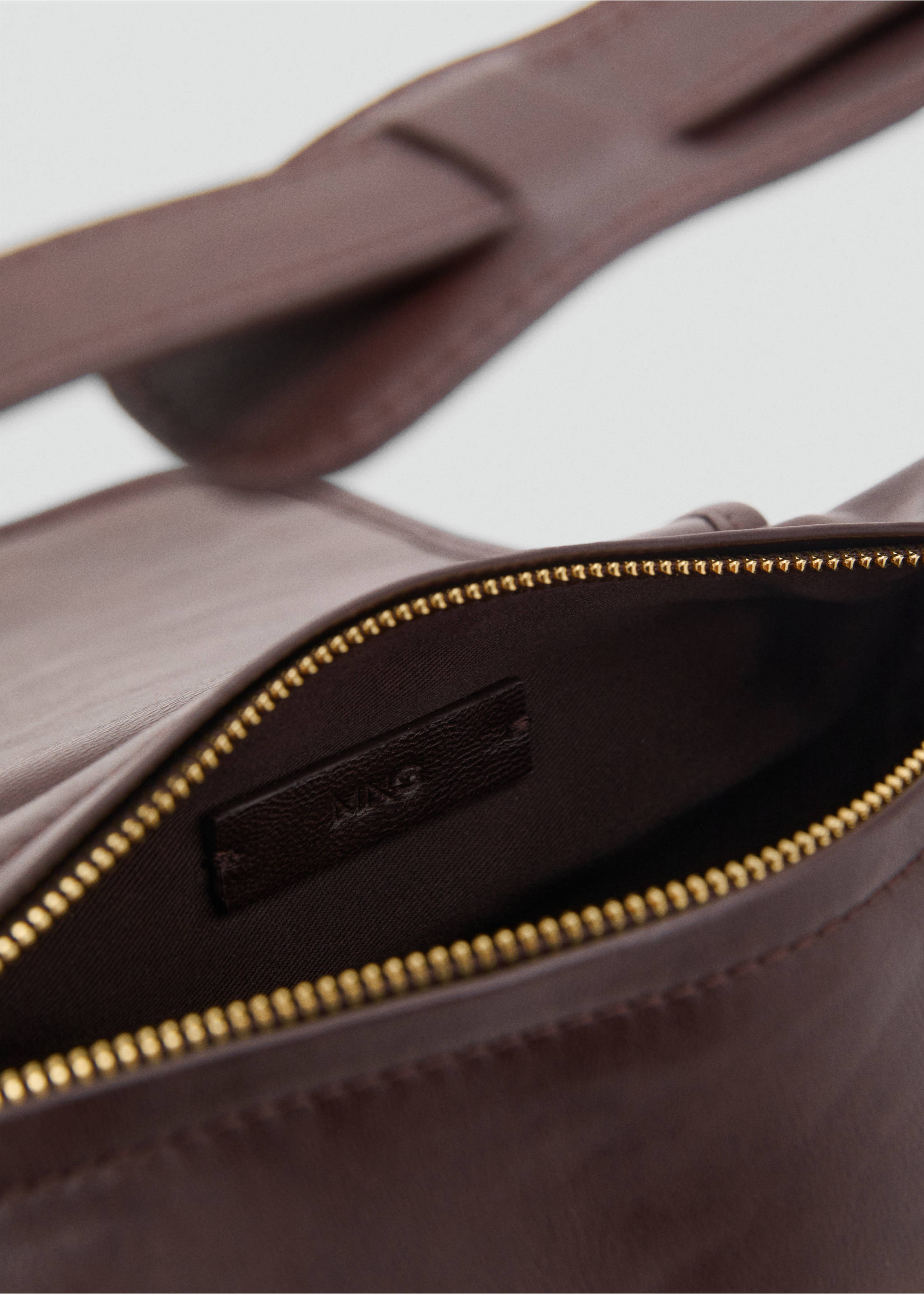 Shoulder bag with pockets - Details of the article 2, Chocolate. Ref: 17087137-00.