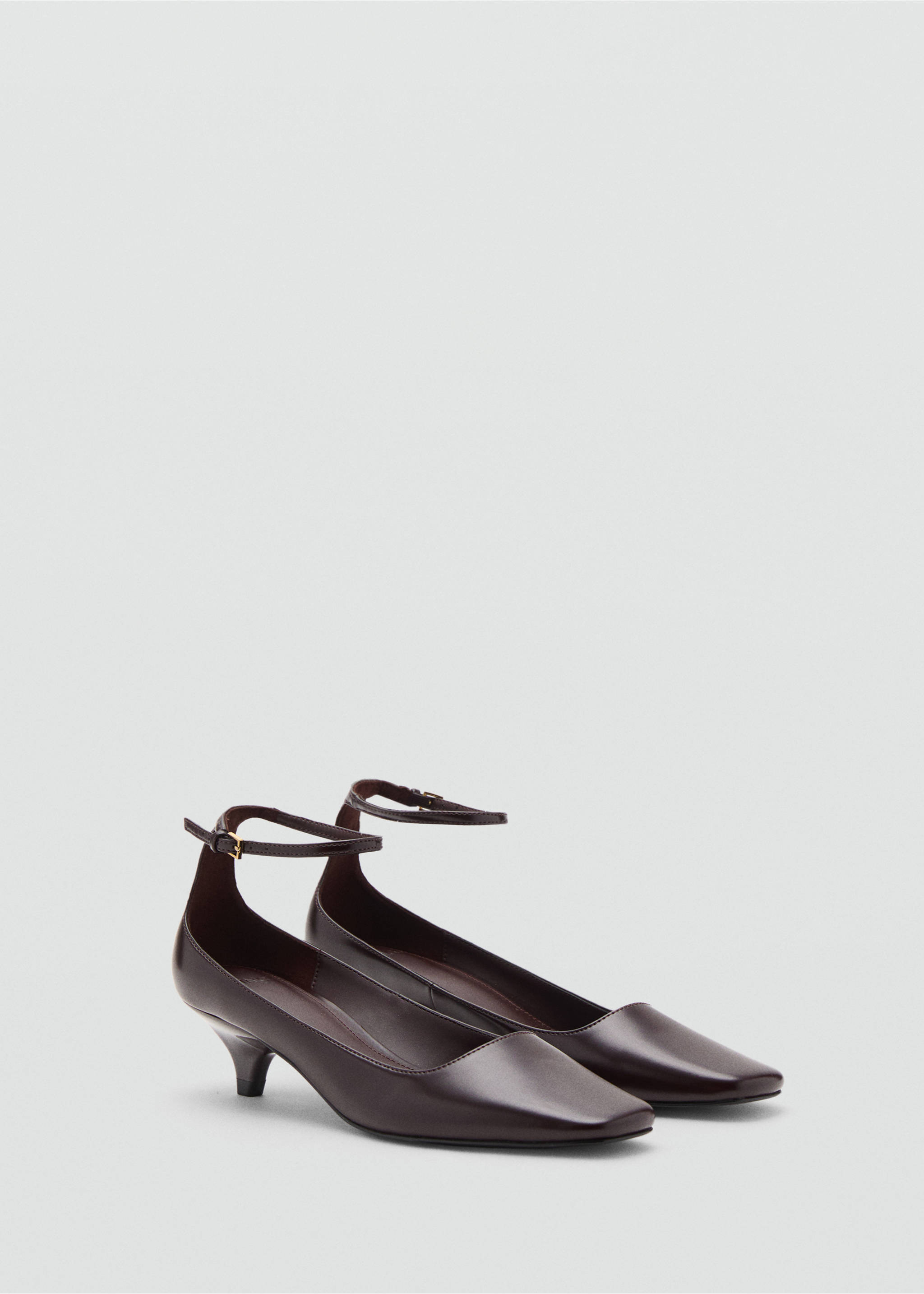 Dark brown slingback shoes with a pointed toe and kitten heel., Chocolate. Ref: 17087775-00.