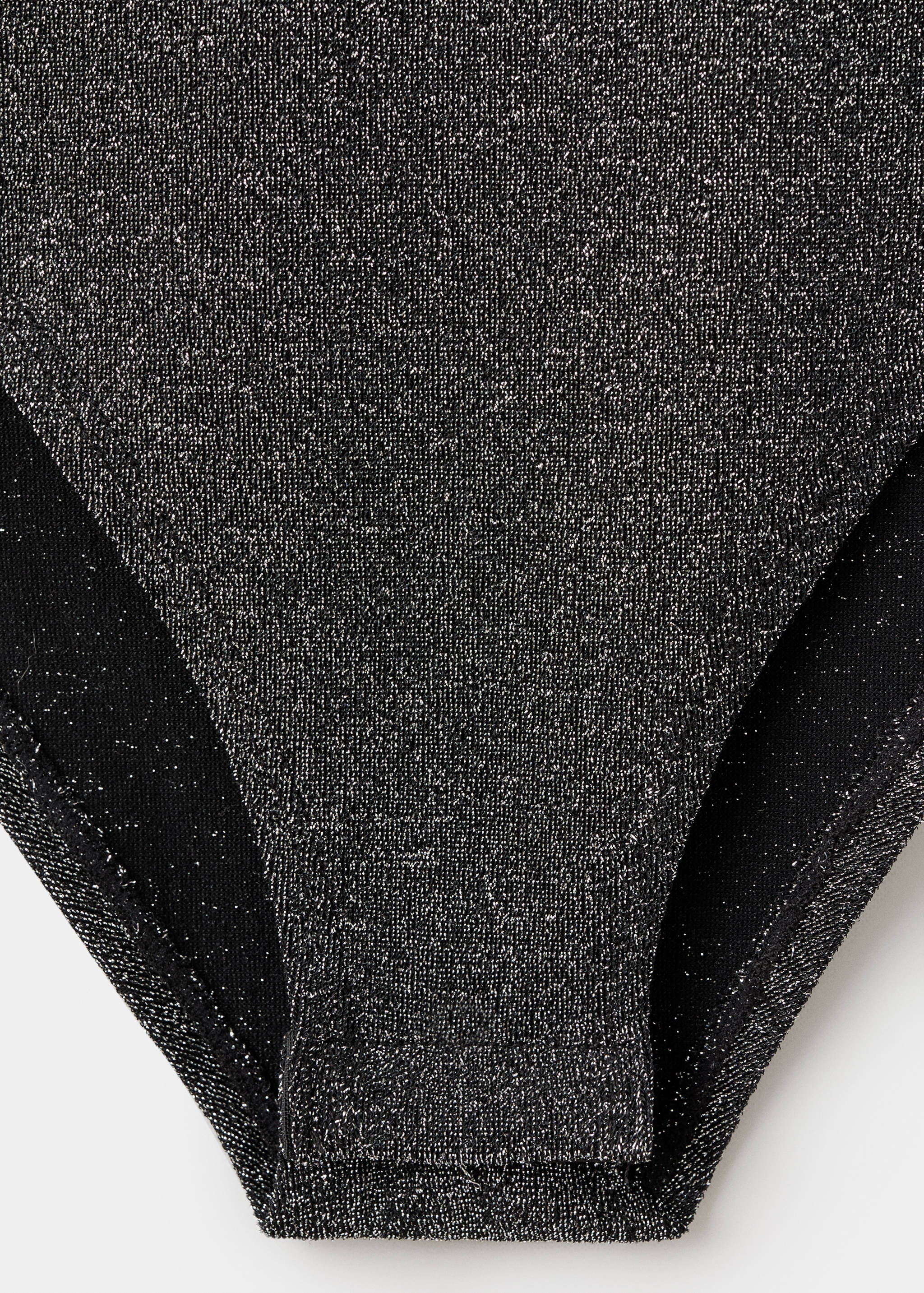 Glossed-effect body - Details of the article 8