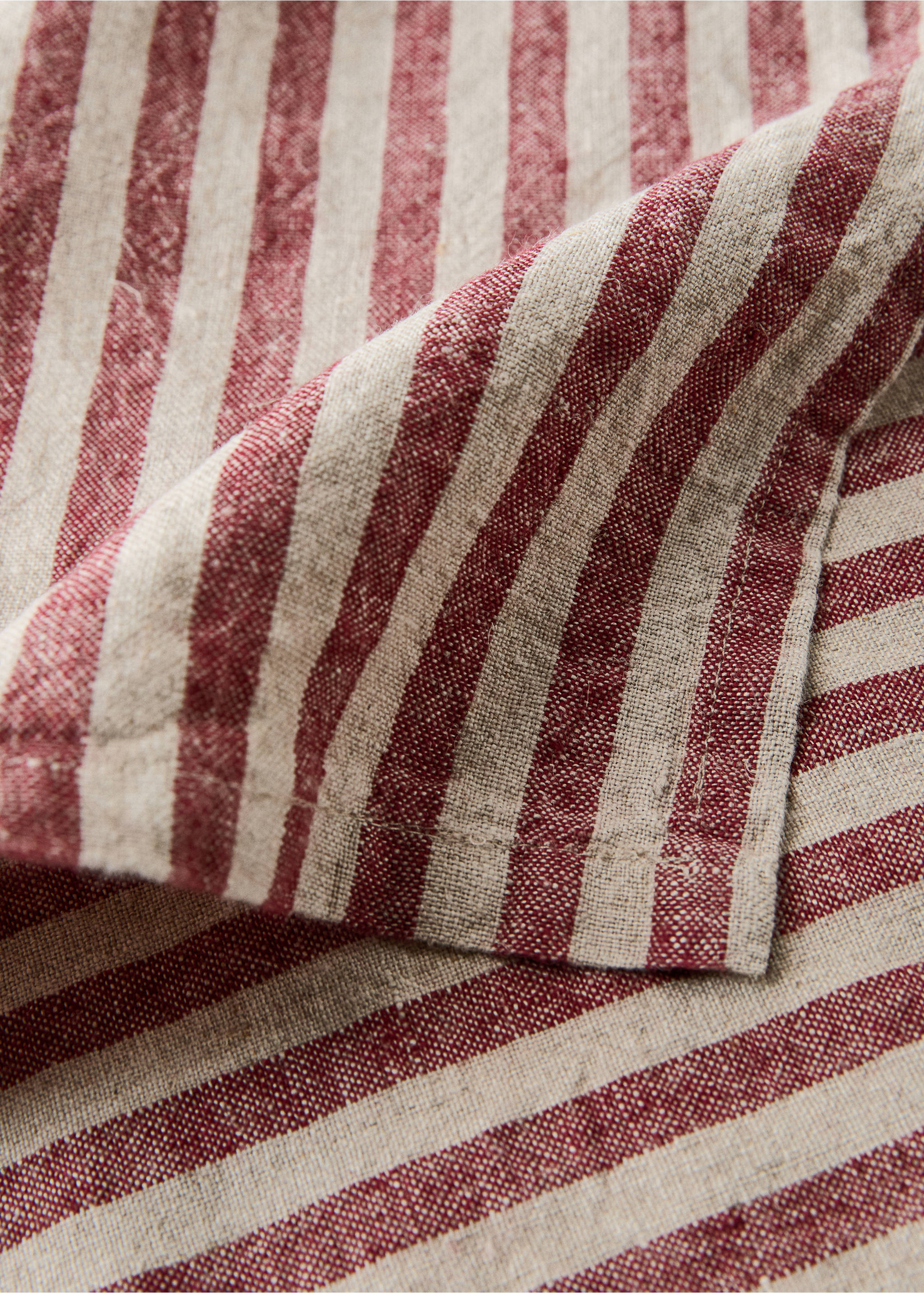 Striped linen napkins - Details of the article 2, Red. Ref: 17087789-00.
