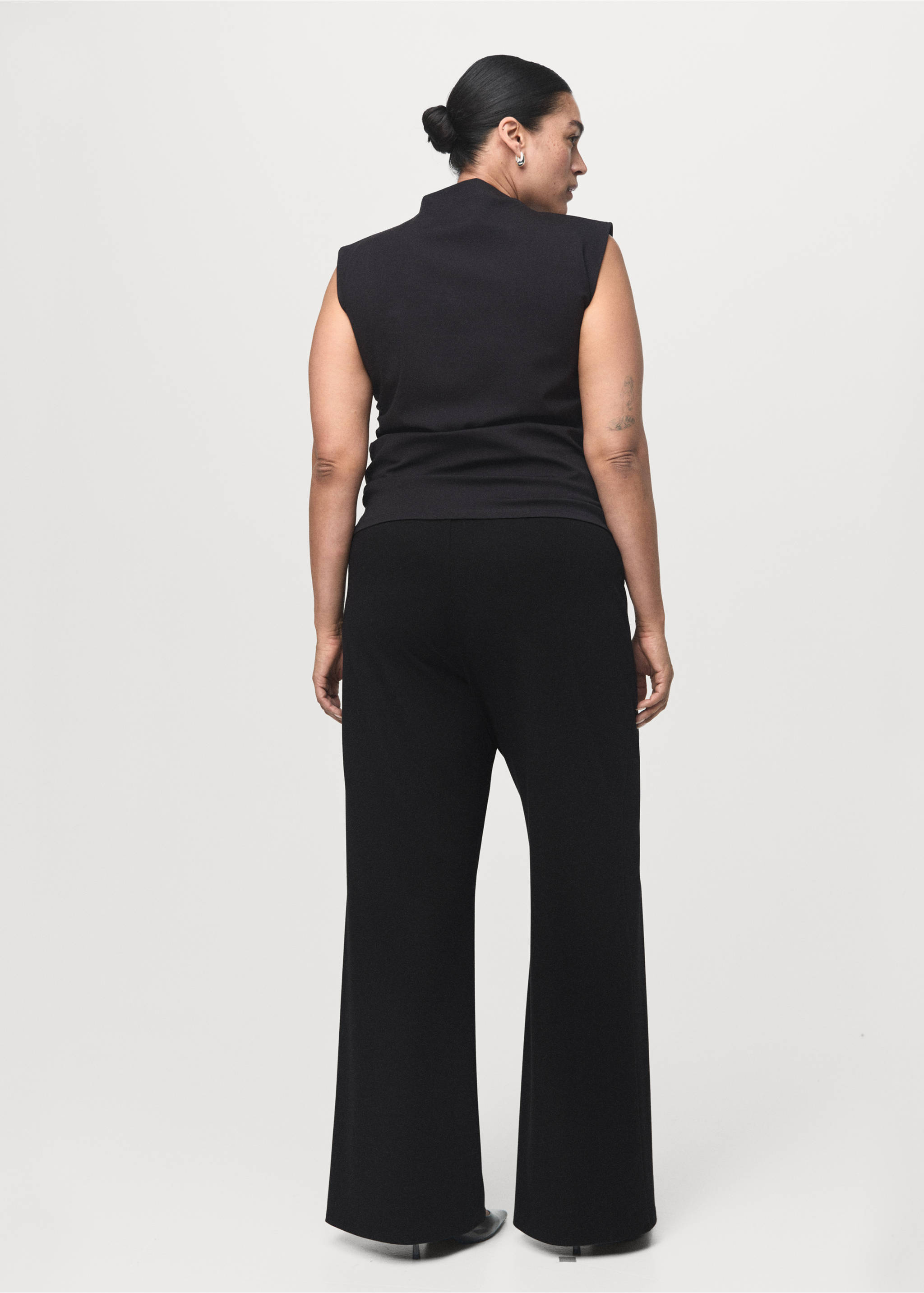 Straight-fit trousers with elastic waist - Details of the article 4, Black. Ref: 17087804-00.