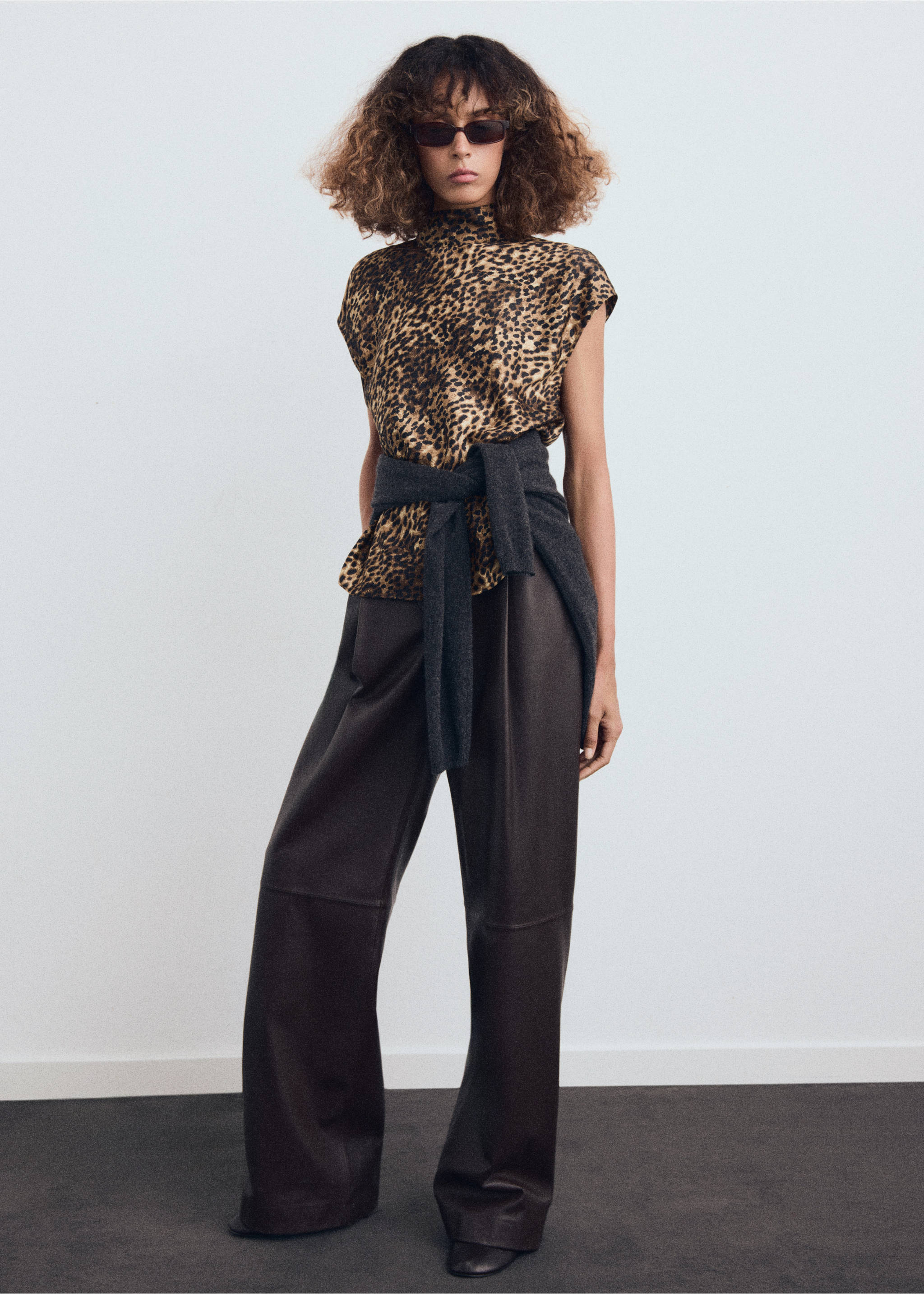 Blusa satinada leopardo - Plano general, Marrón. Ref: 17087815-00.