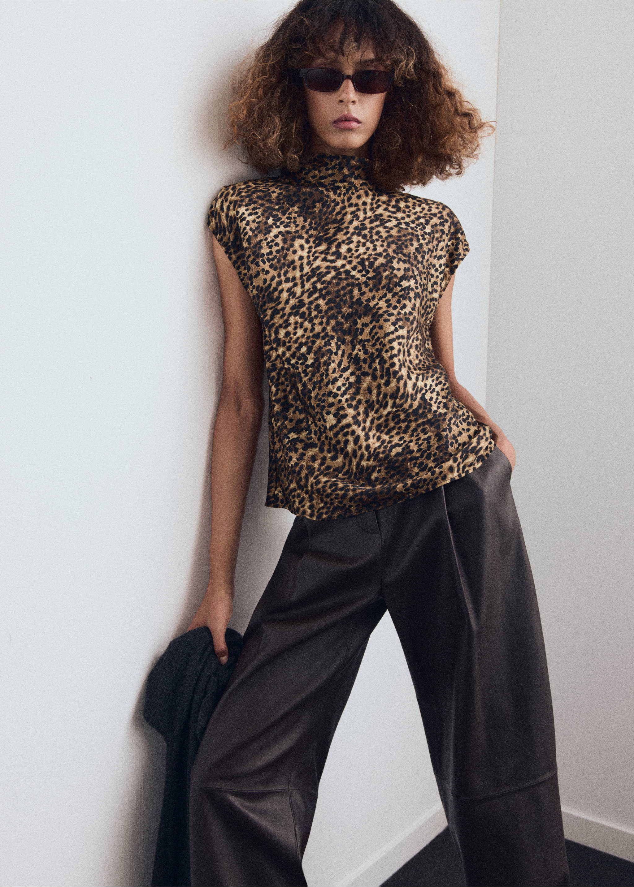 Blusa satinada leopardo - Plano medio, Marrón. Ref: 17087815-00.