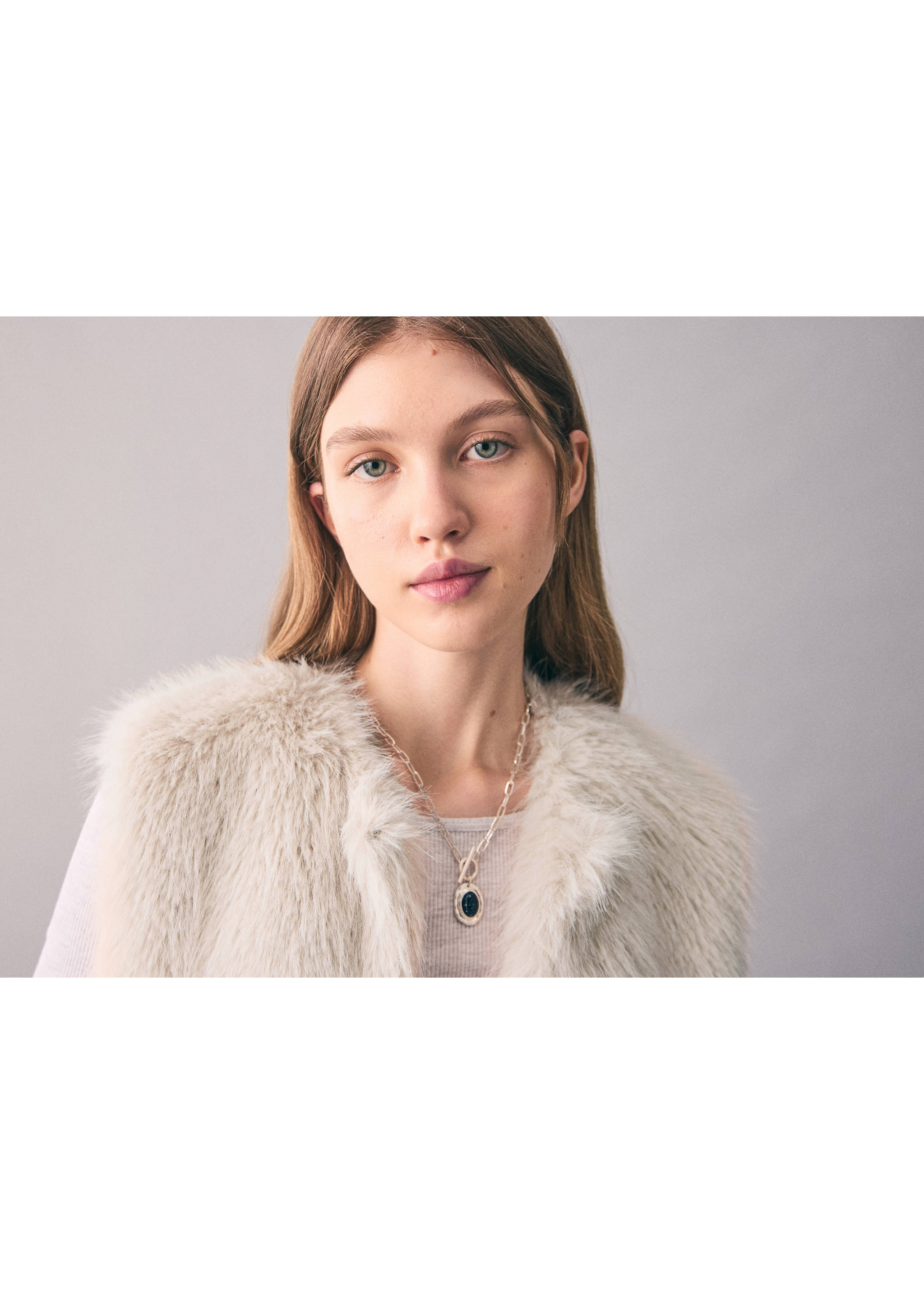 Fur-effect cape gilet - Details of the article 2, Beige. Ref: 17087882-00.