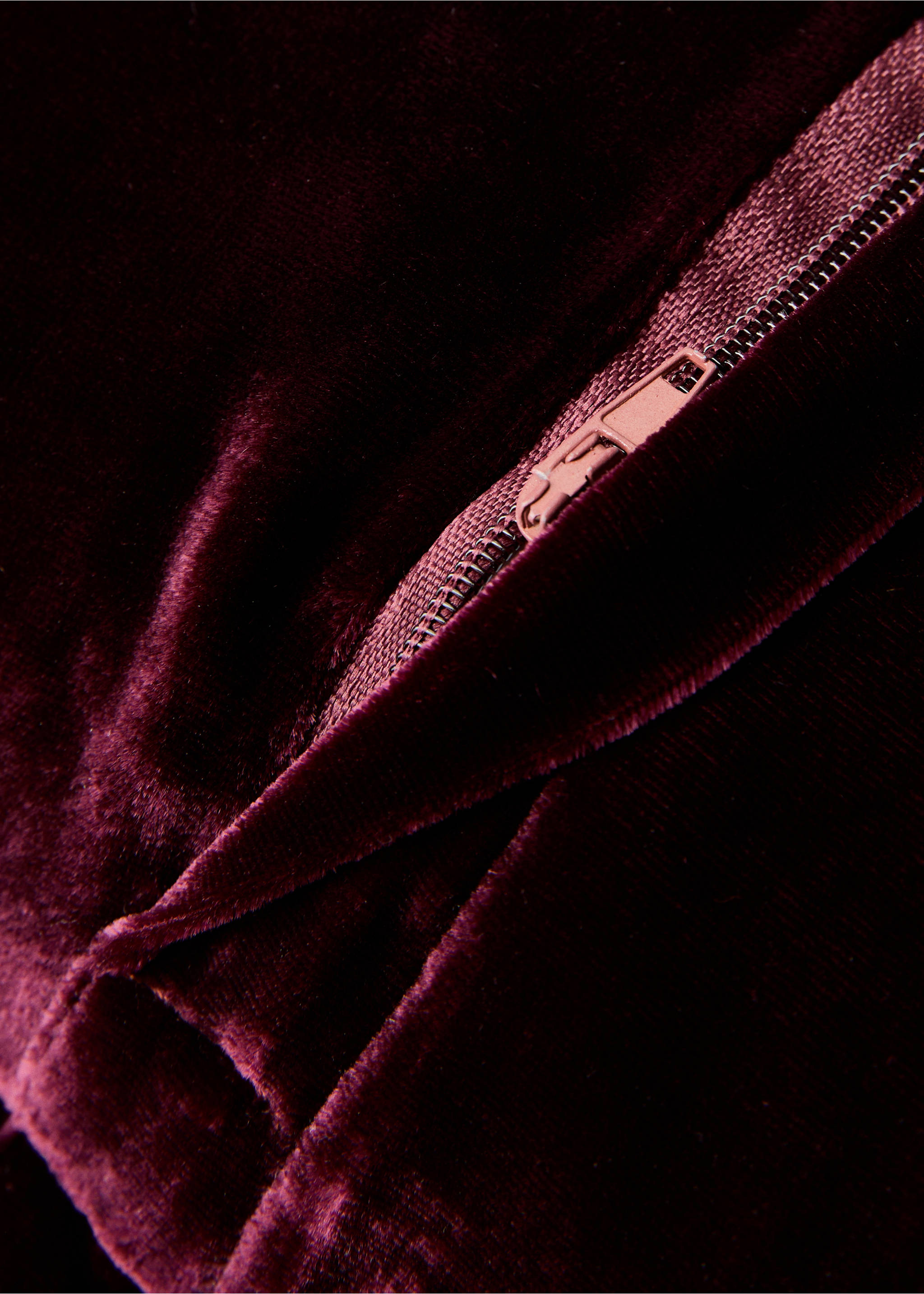 Silk velvet cushion cover 45x45 cm - Details of the article 2, Red. Ref: 17087899-00.