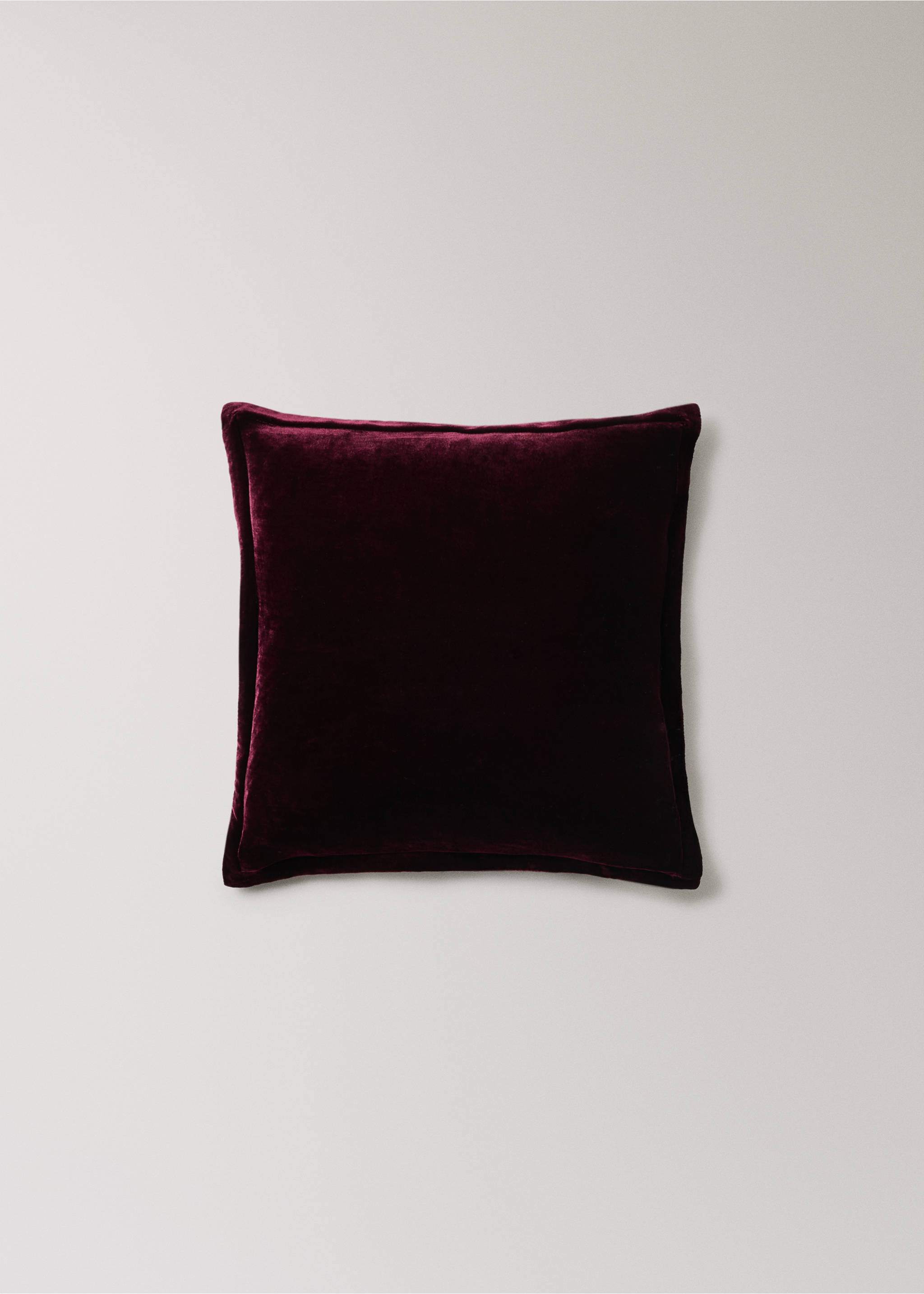 Silk velvet cushion cover 45x45 cm - Article without model, Red. Ref: 17087899-00.