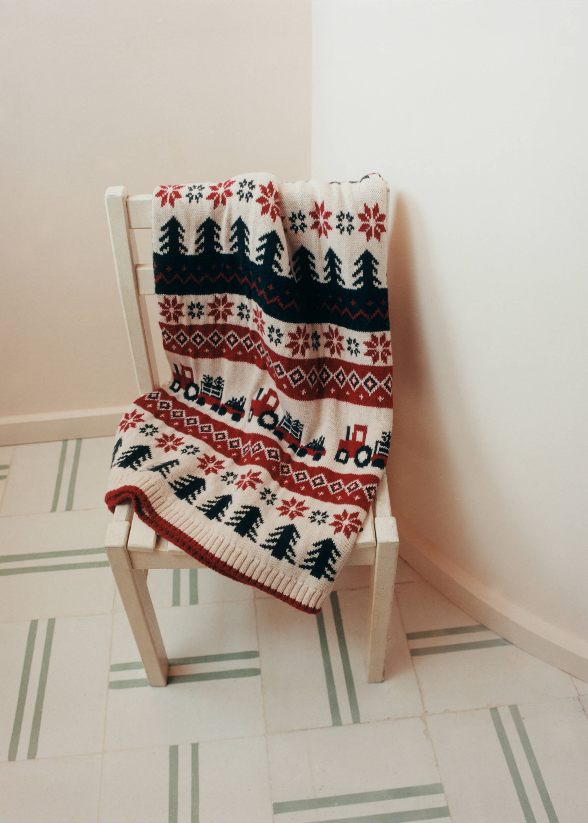 Children's jacquard wool blanket with Christmas design - Details of the article 6, Red. Ref: 17087901-00.