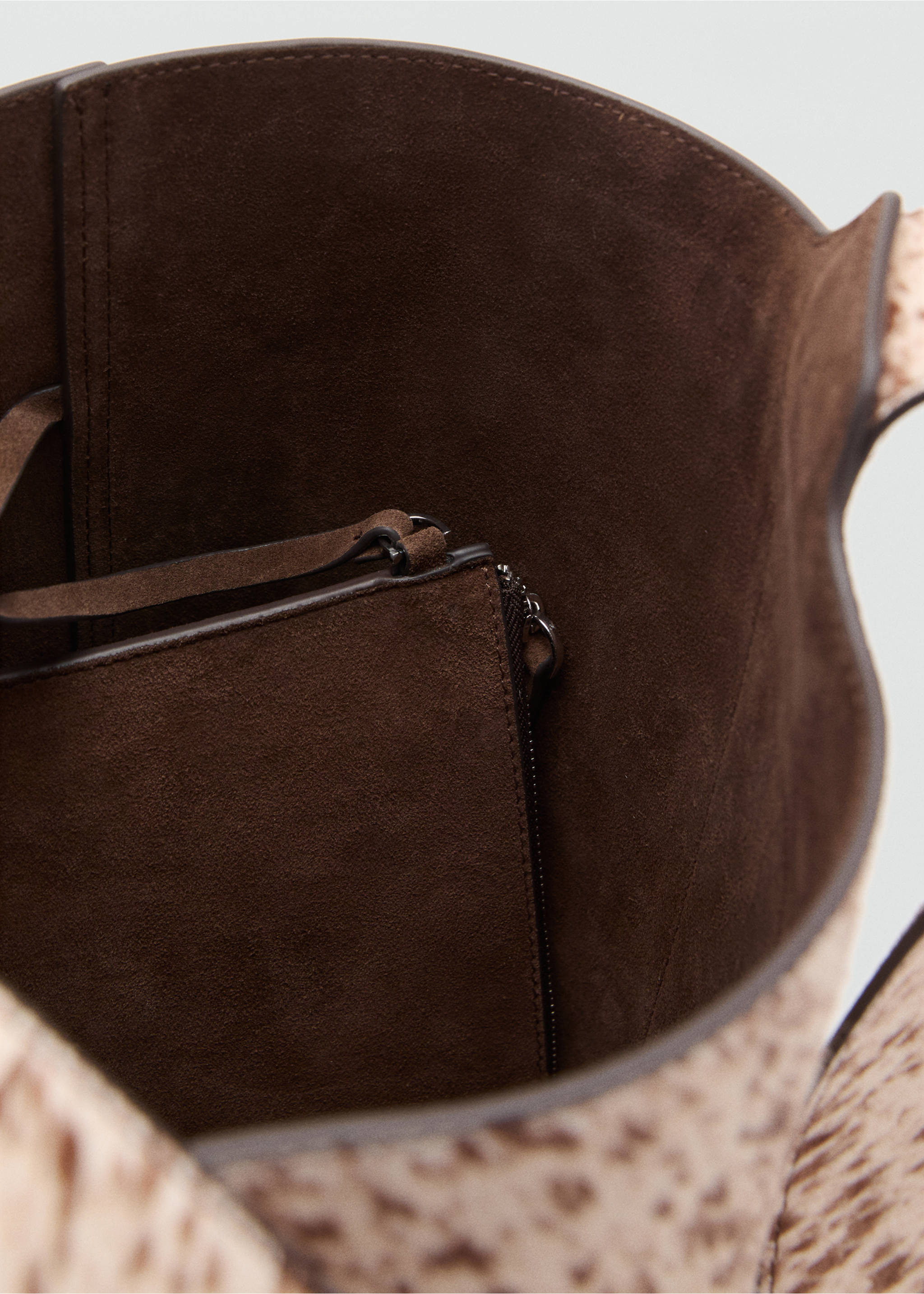 Bucketbag van leer en bont - Detail van het artikel 3, Bruin. Ref: 17088284-00.