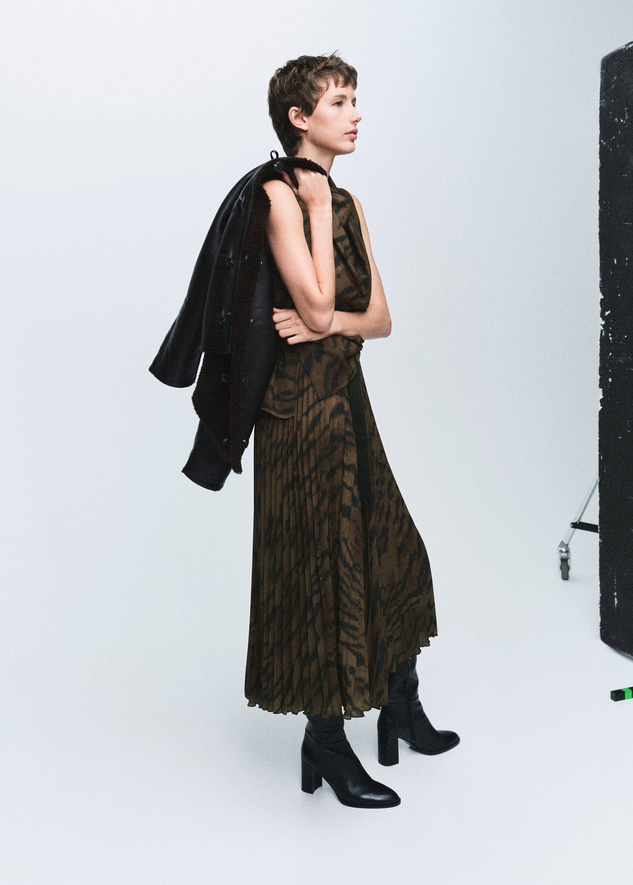 Pleated skirt with belt - General plane