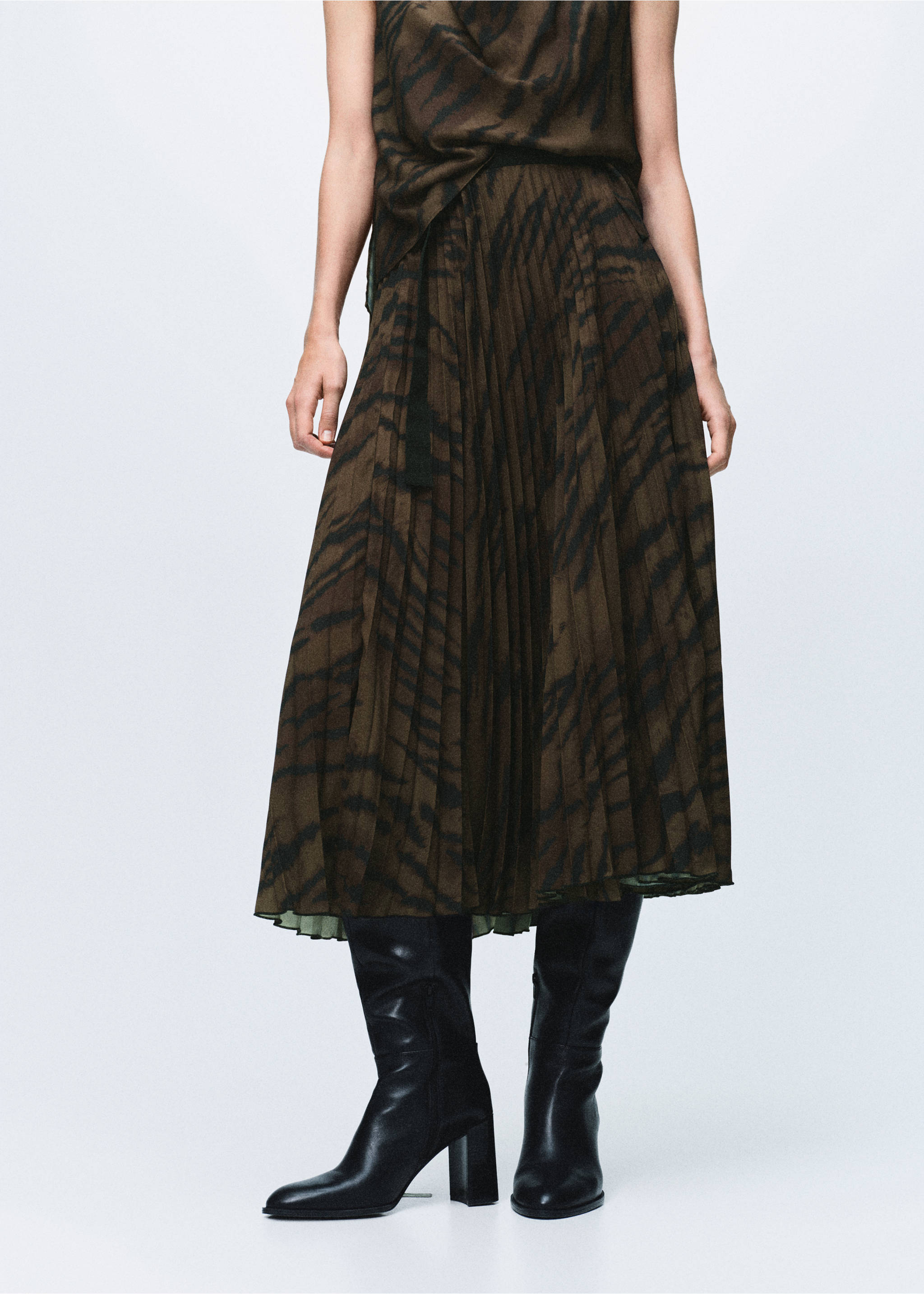 Pleated skirt with belt - Medium plane, Brown. Ref: 17088290-00.