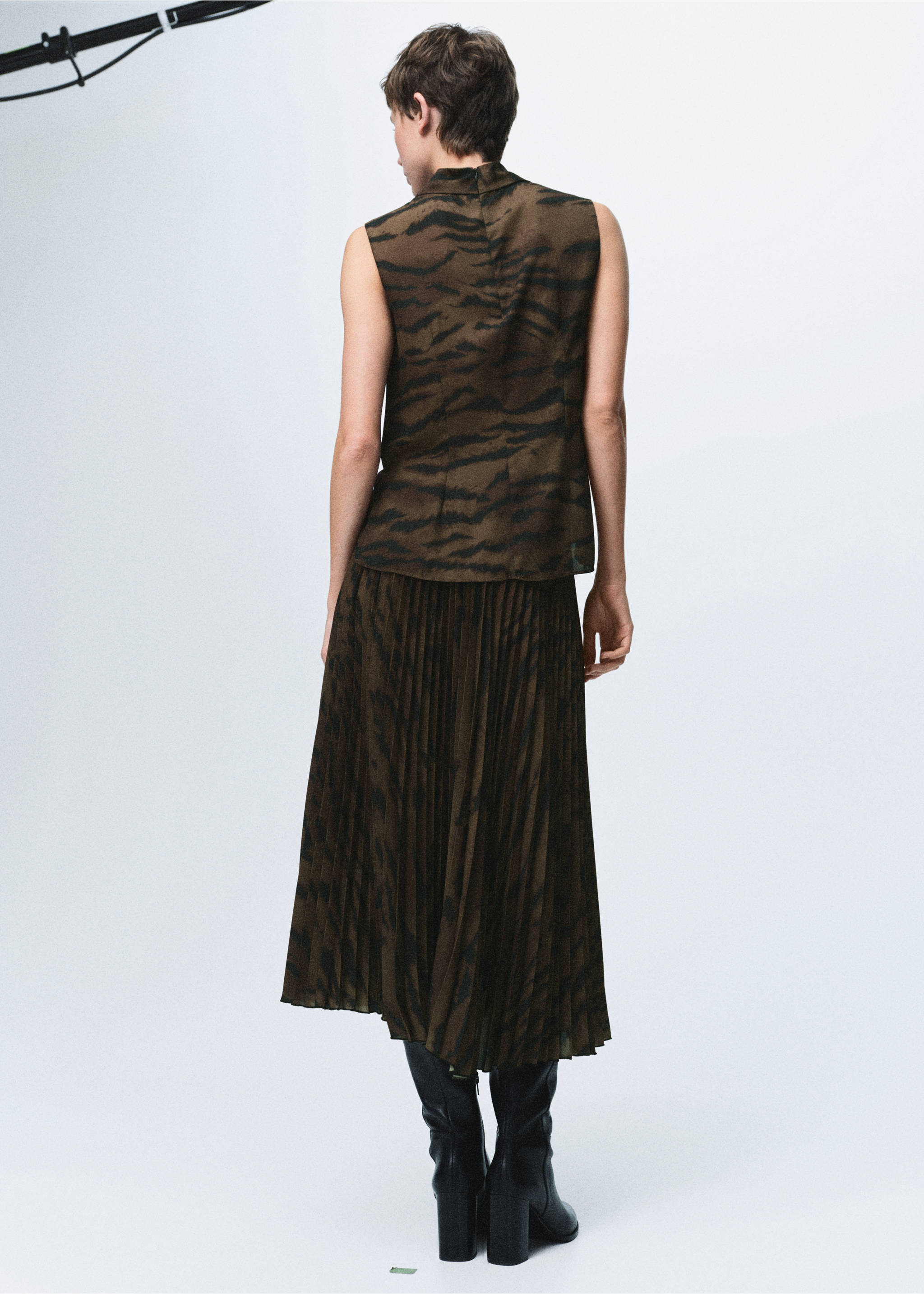 Pleated skirt with belt - Reverse of the article, Brown. Ref: 17088290-00.