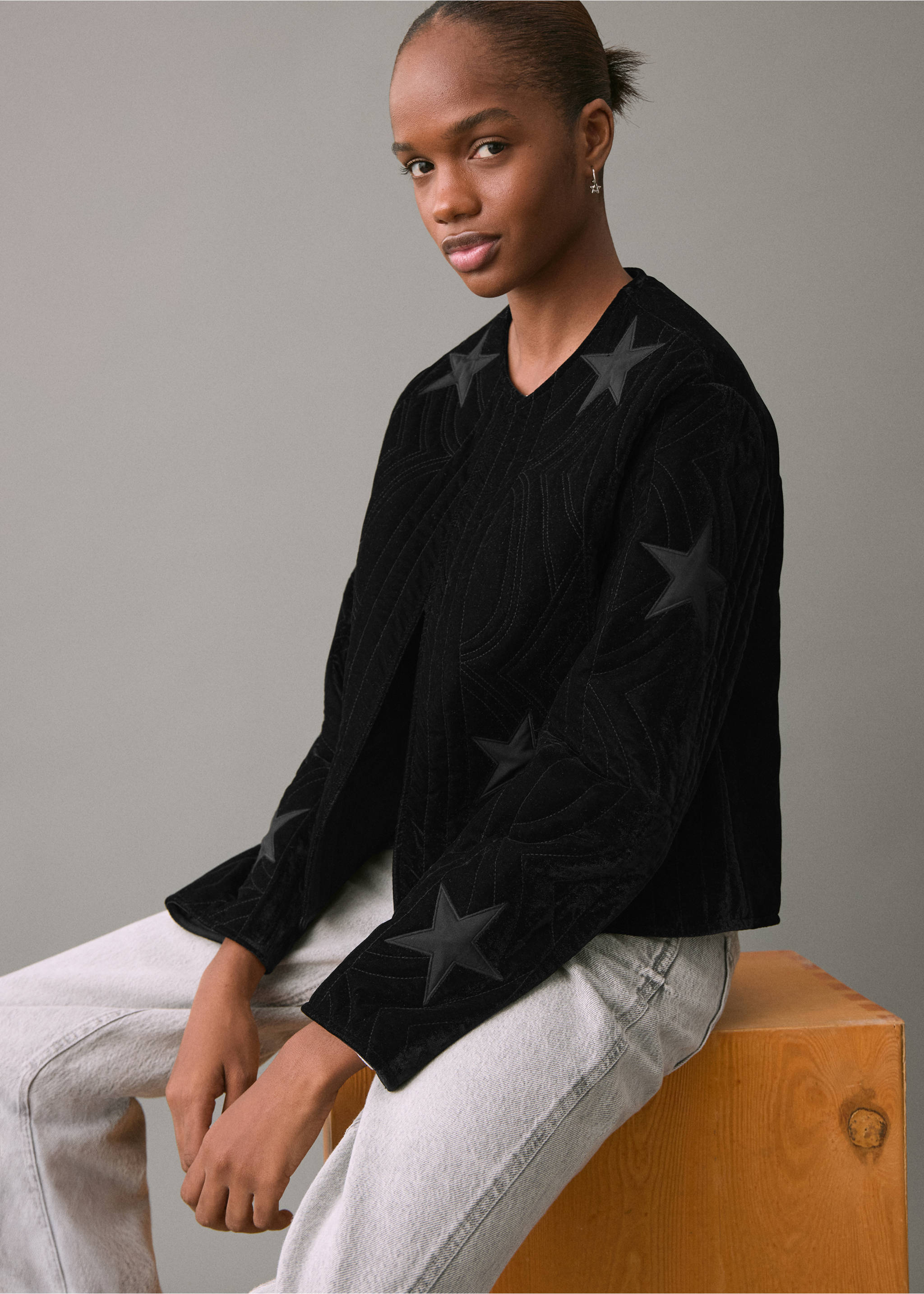 Velvet bomber jacket with star - Details of the article 2, Black. Ref: 17088638-00.
