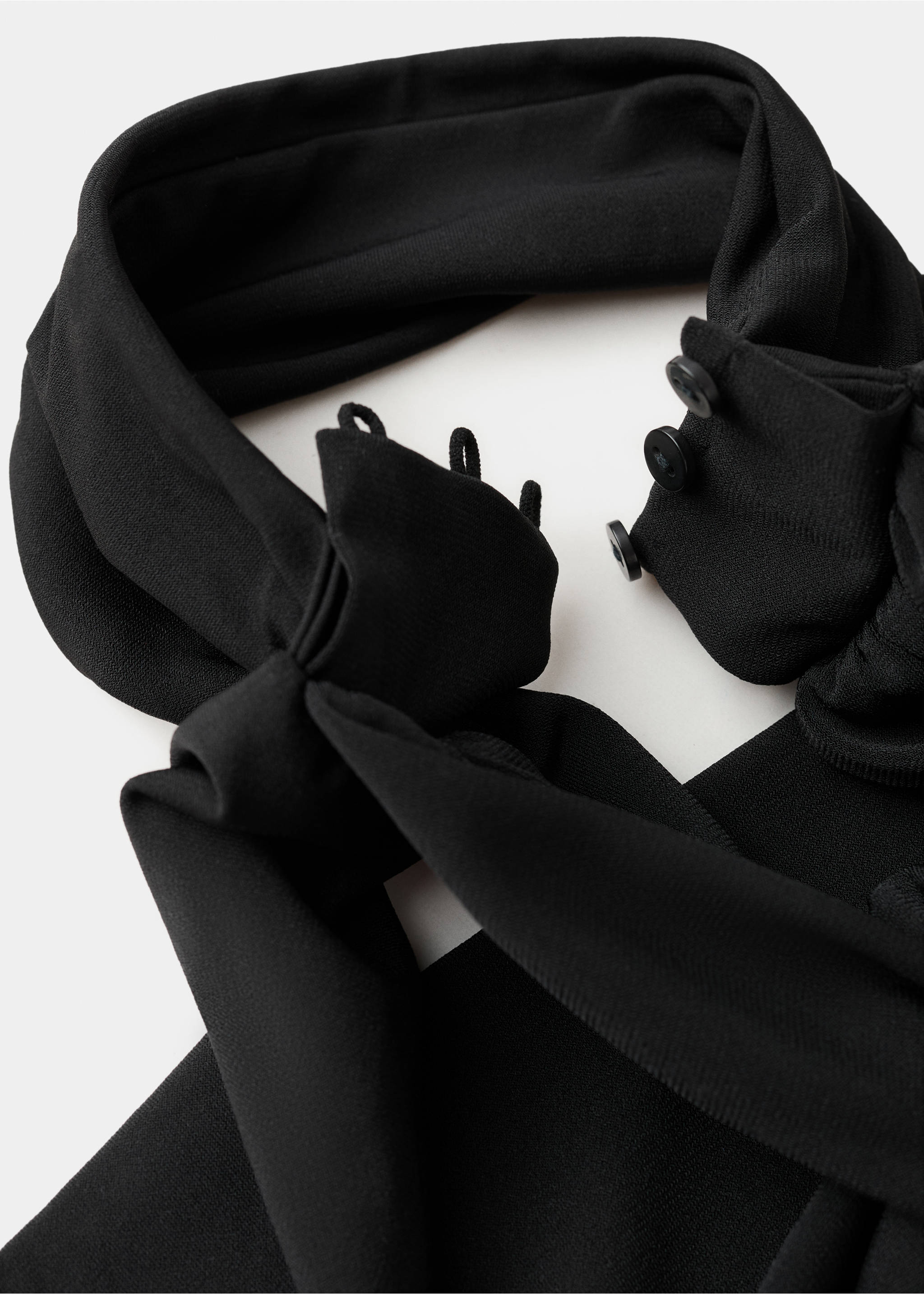 Combinaison col à emmanchures américaines et foulard - Détail de l'article 0, Noir. Ref: 17089108-00.