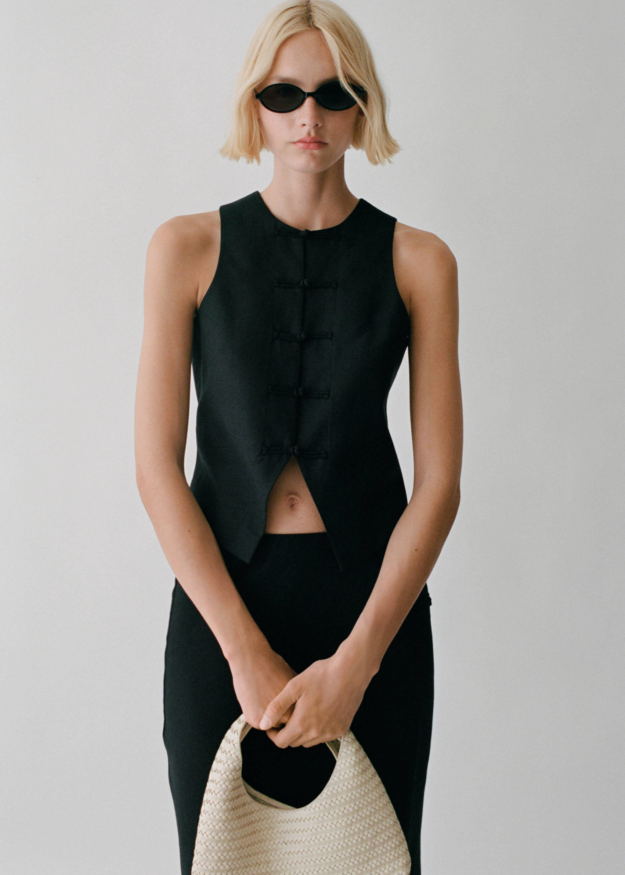 Linen-blend suit waistcoat - Details of the article 7, Black. Ref: 17091140-00.