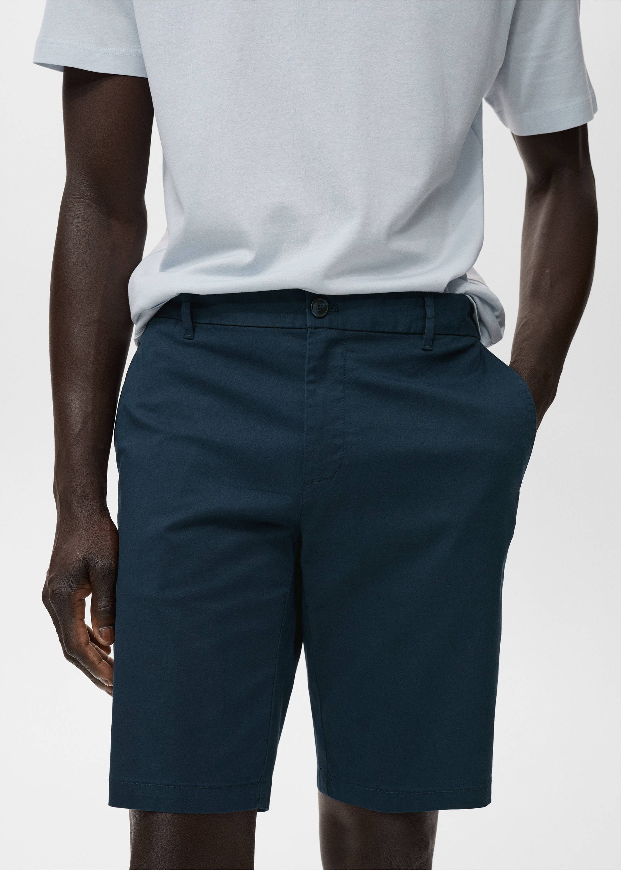Slim-Fit-Bermudashorts im Chino-Stil aus Baumwolle - Detail des Artikels 1, Dunkles Marineblau. Ref: 17091141-00.