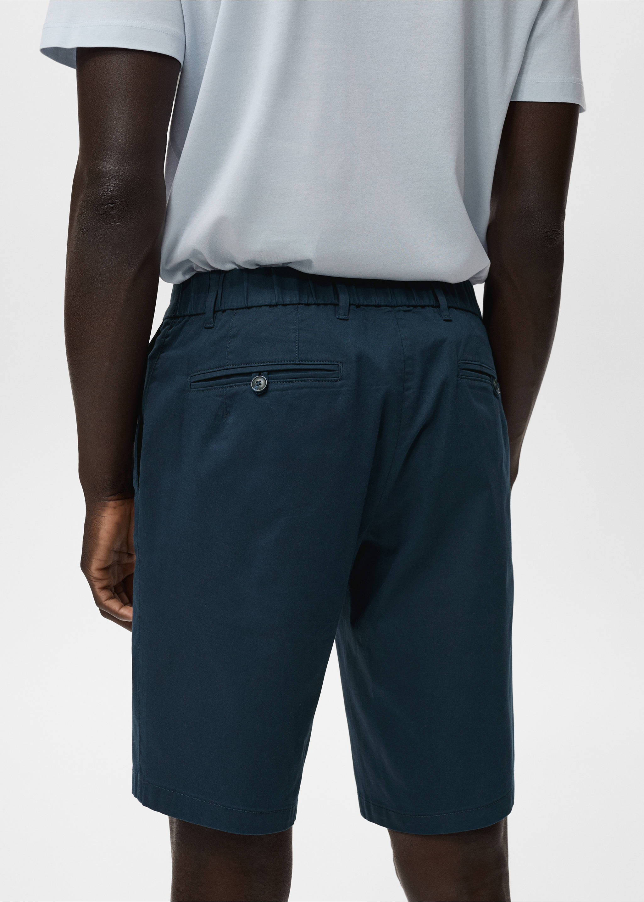 Slim-Fit-Bermudashorts im Chino-Stil aus Baumwolle - Detail des Artikels 6, Dunkles Marineblau. Ref: 17091141-00.