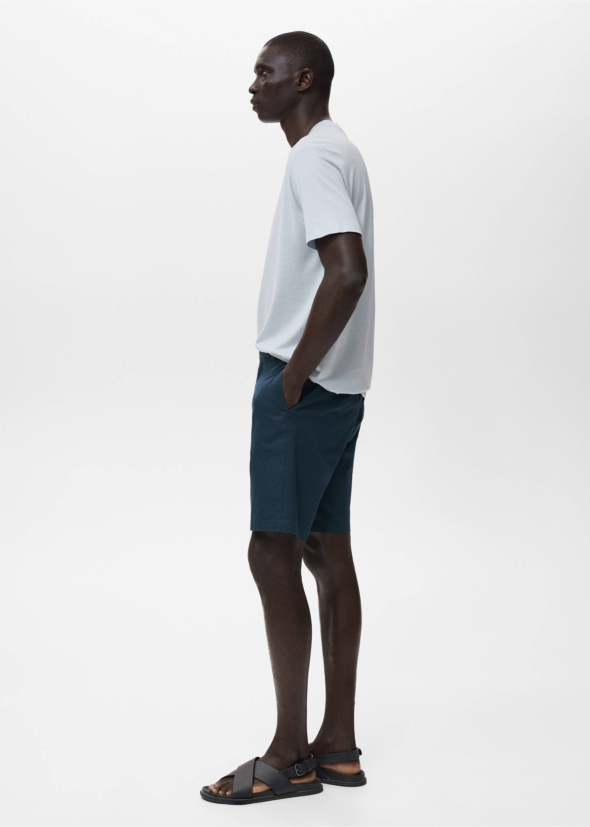 Slim-Fit-Bermudashorts im Chino-Stil aus Baumwolle - Detail des Artikels 2, Dunkles Marineblau. Ref: 17091141-00.