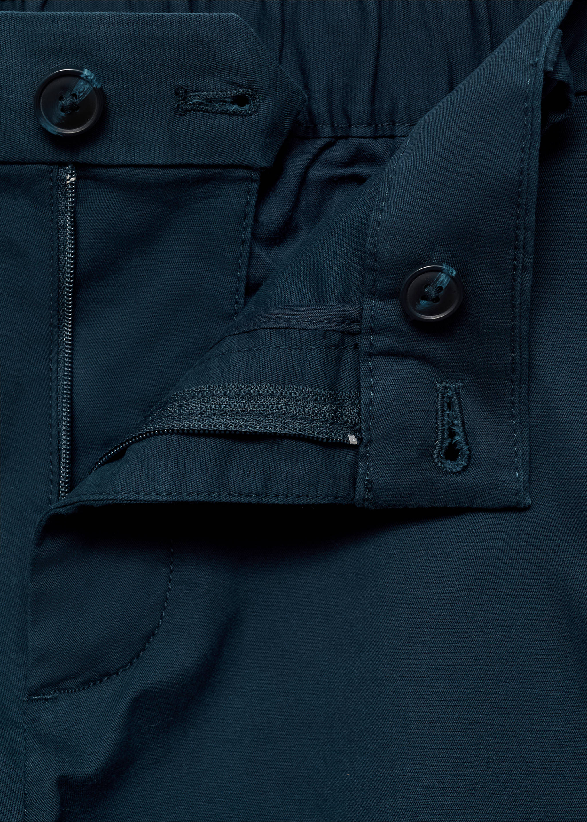 Slim-Fit-Bermudashorts im Chino-Stil aus Baumwolle - Detail des Artikels 8, Dunkles Marineblau. Ref: 17091141-00.