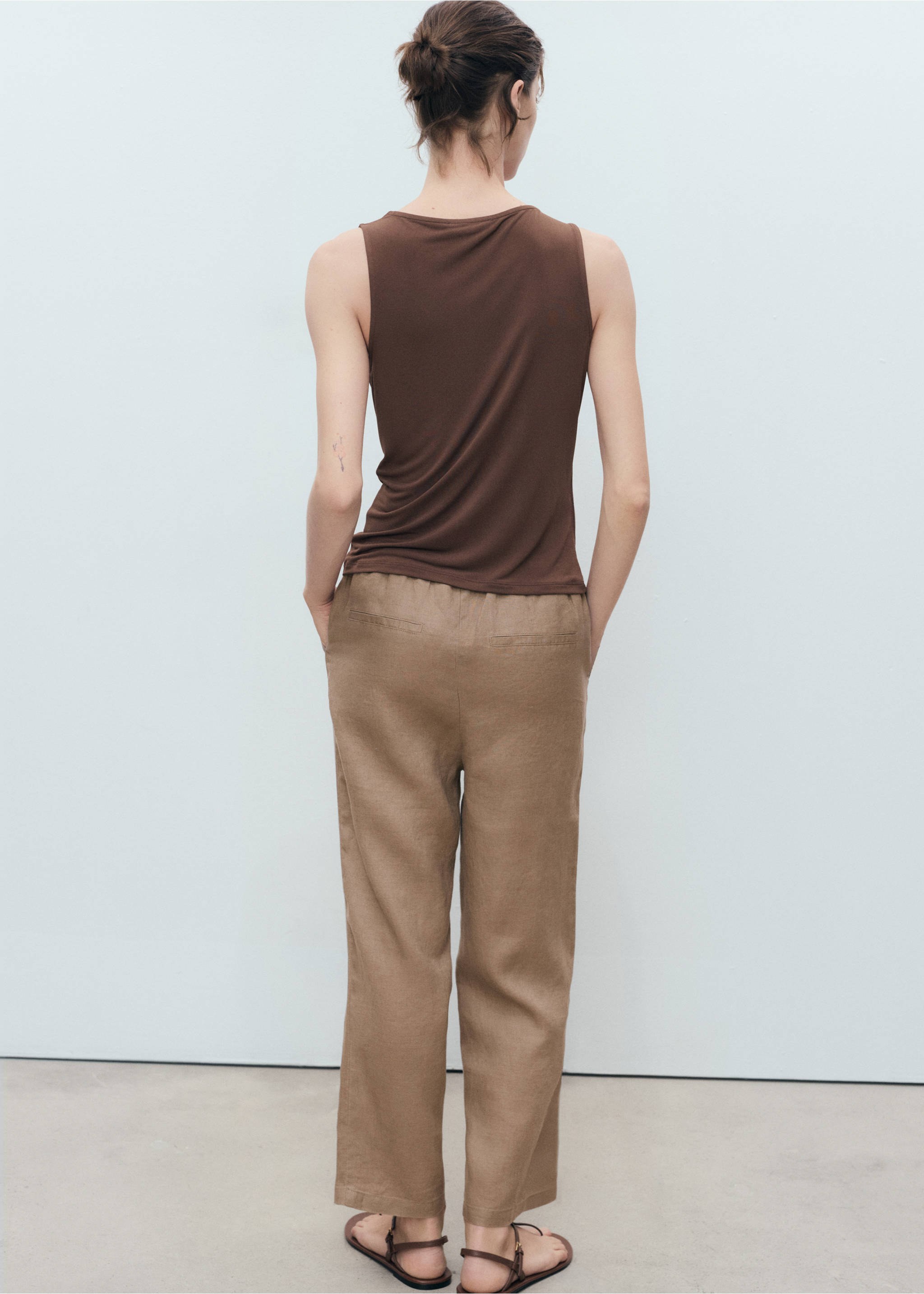 Linen trousers with drawstring - Reverse of the article, Medium Brown. Ref: 17091162-00.
