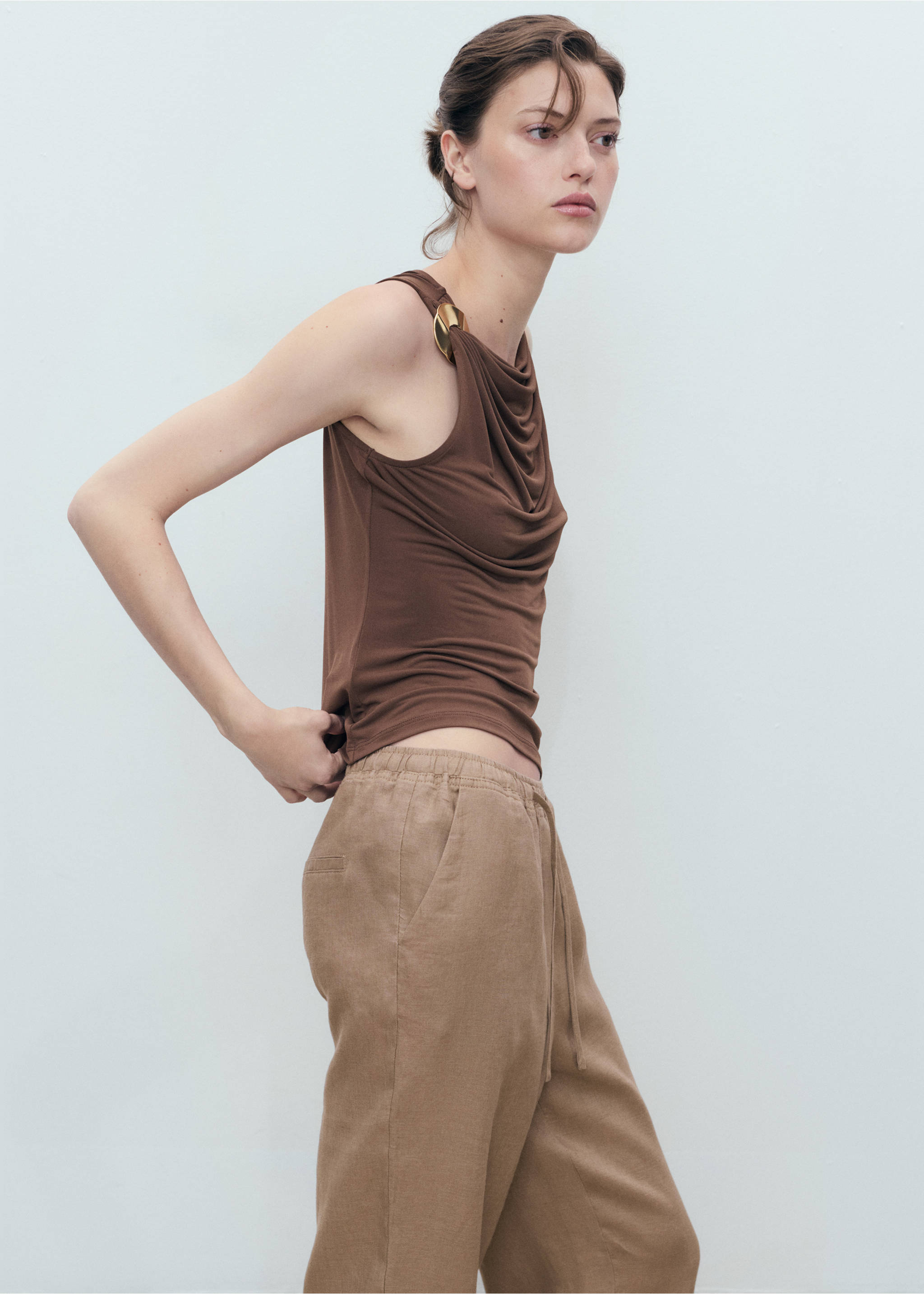 Linen trousers with drawstring - Details of the article 1, Medium Brown. Ref: 17091162-00.