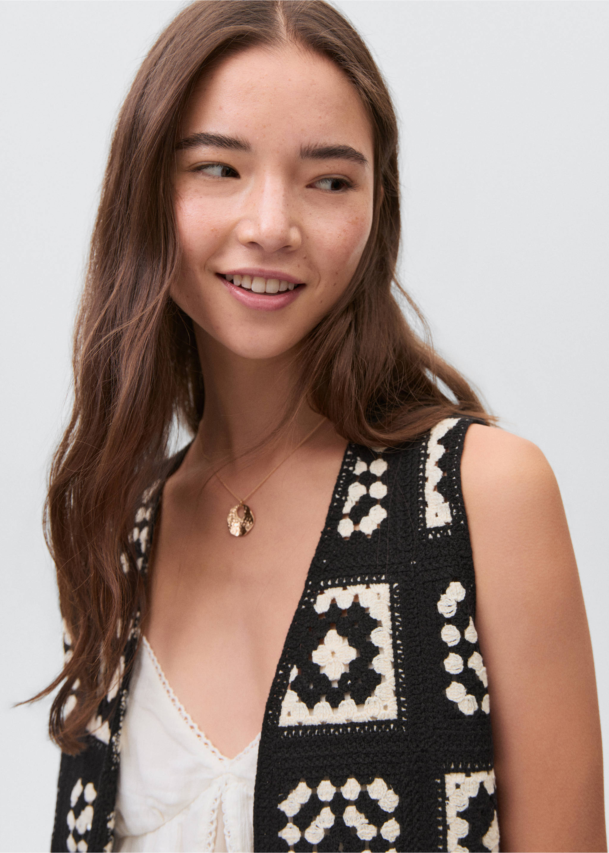 Crochet knitted vest - Details of the article 1, Black. Ref: 17091163-00.