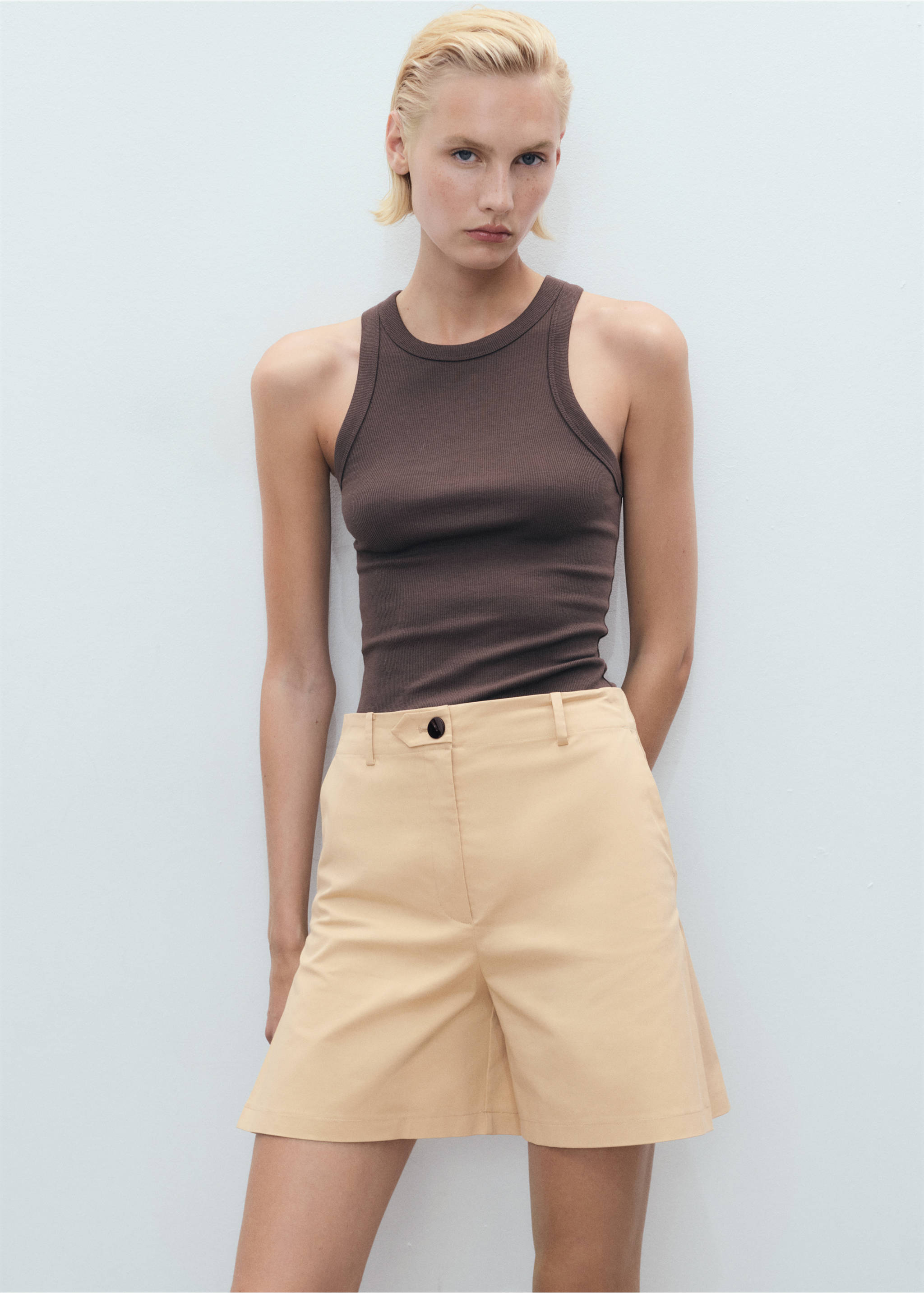 Straight pleated shorts - Details of the article 1, Medium Brown. Ref: 17091166-00.