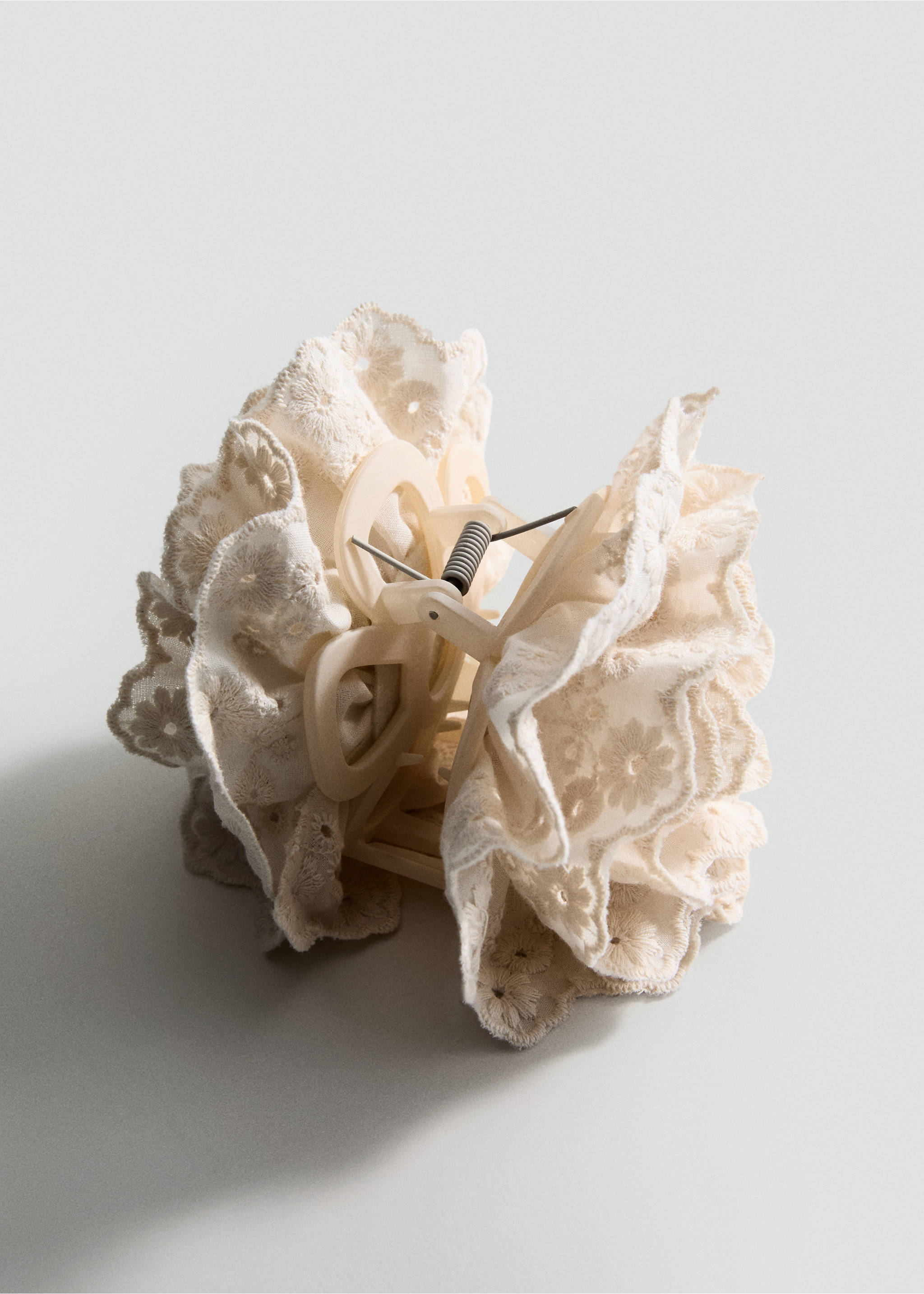 Gancho para o cabelo de flor de tecido bordado - Plano médio, Cru. Ref: 17091190-00.