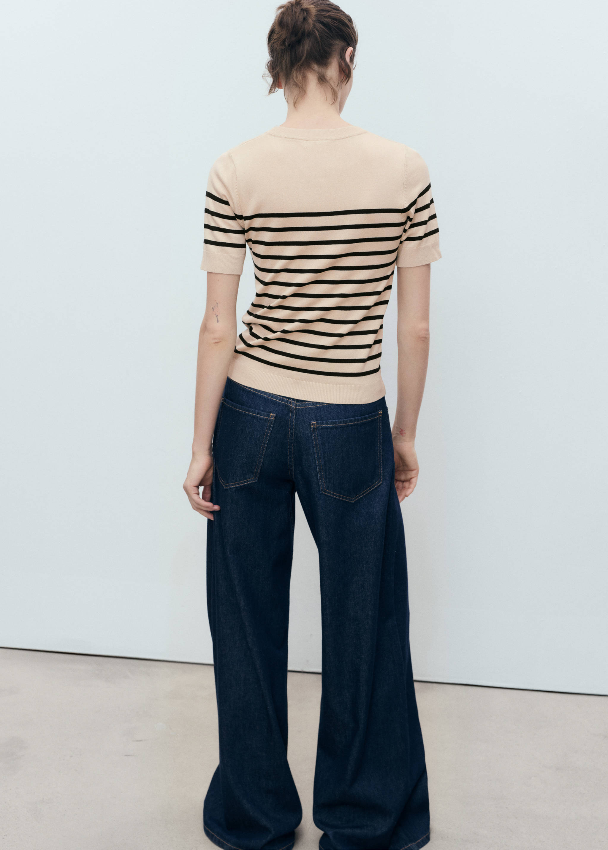 Short-sleeved fine-knit sweater - Reverse of the article