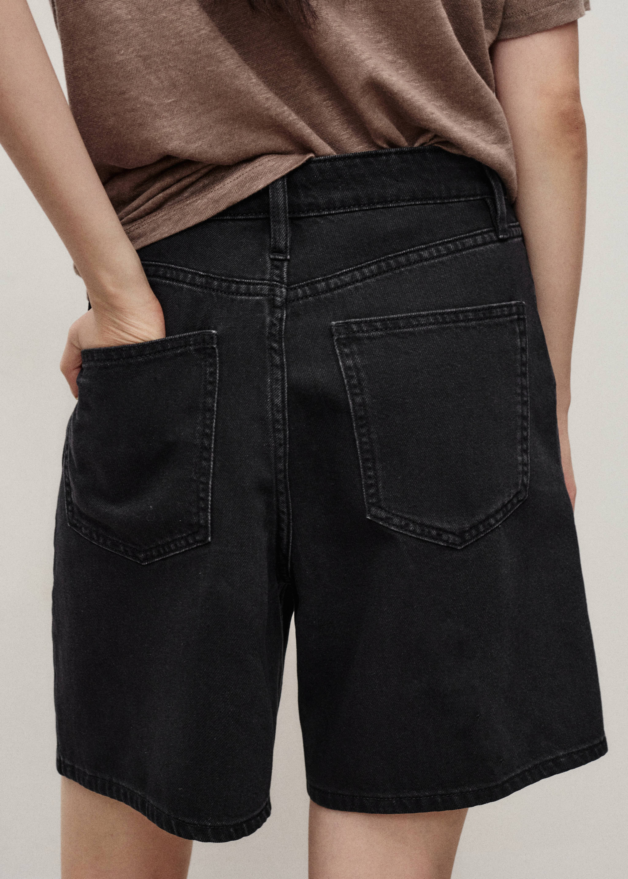Mid-rise denim bermuda shorts with pleats - Reverse of the article