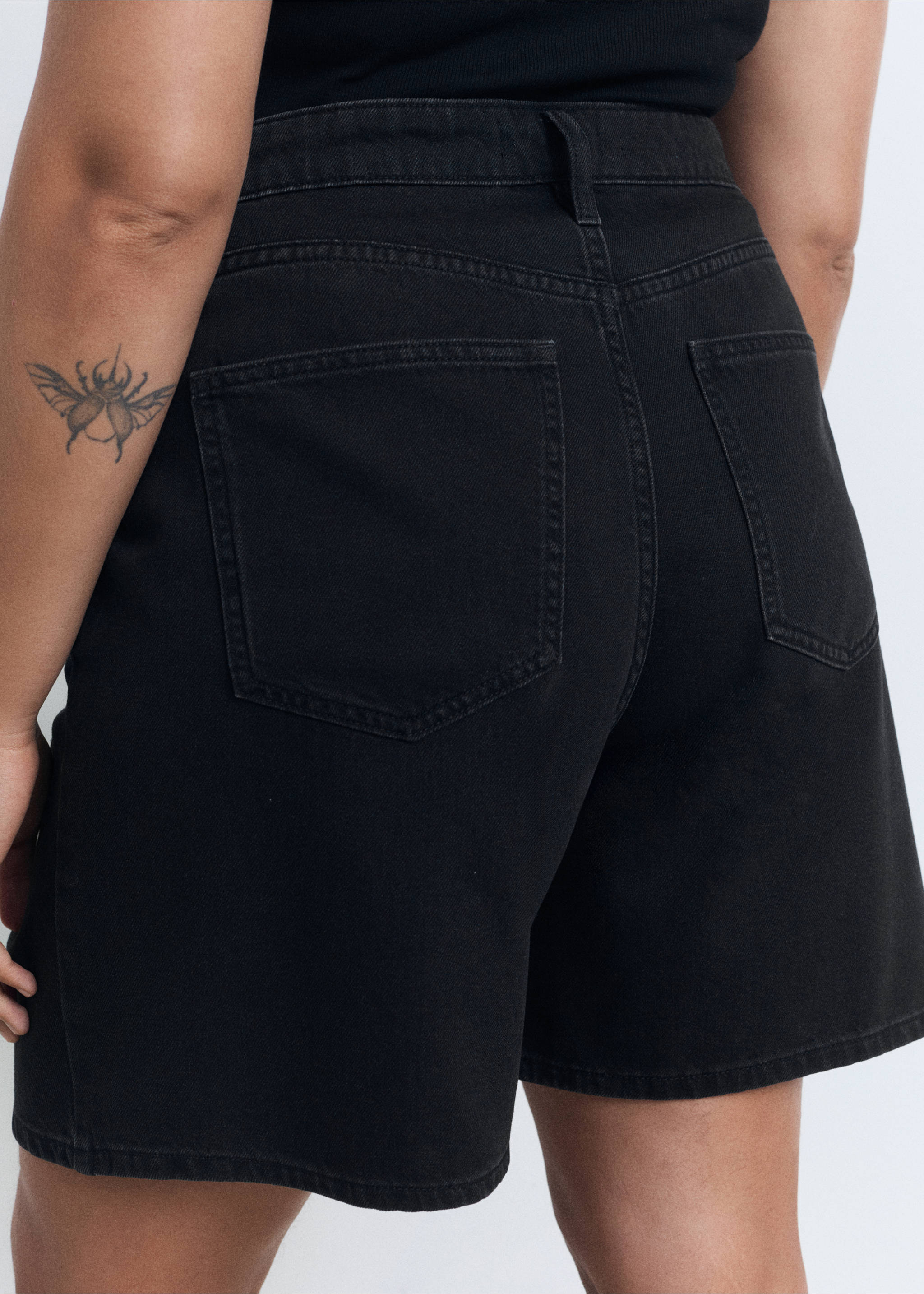 Calções com pinças de ganga com cintura média - Pormenor do artigo 4, Black denim. Ref: 17091204-00.