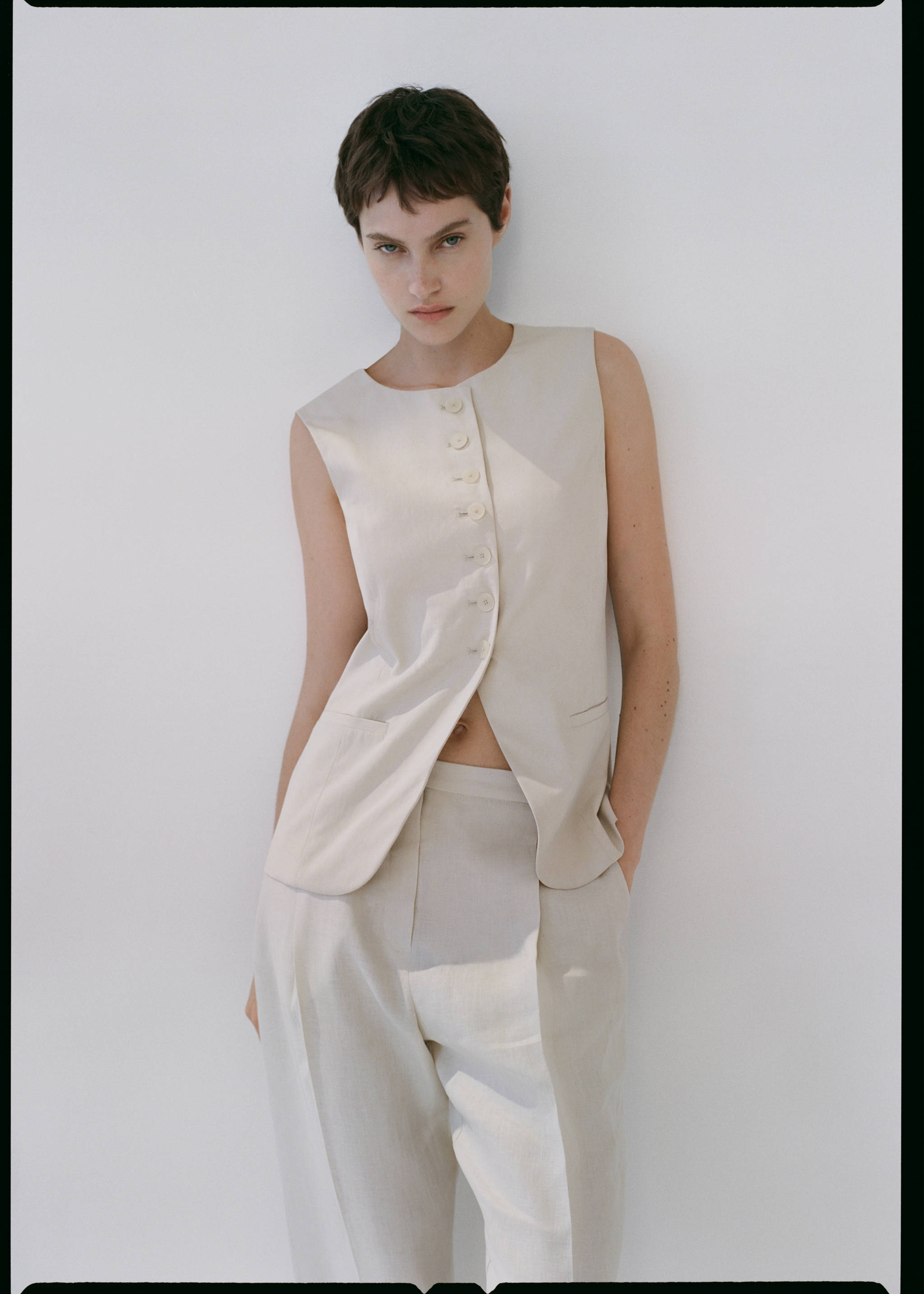 Suit vest with buttons - Details of the article 7, Beige. Ref: 17091205-00.