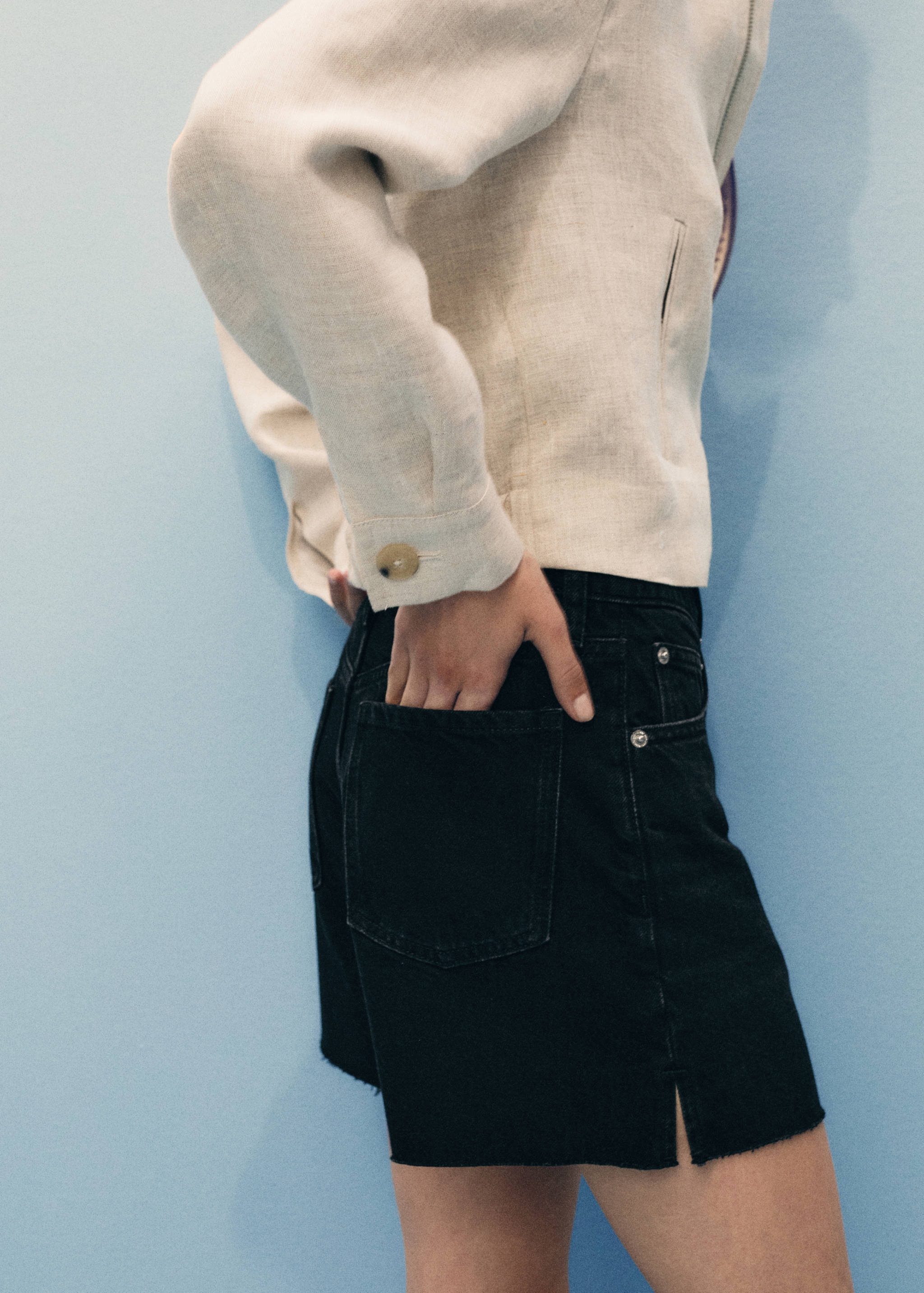 Denim shorts with frayed hem - Details of the article 3