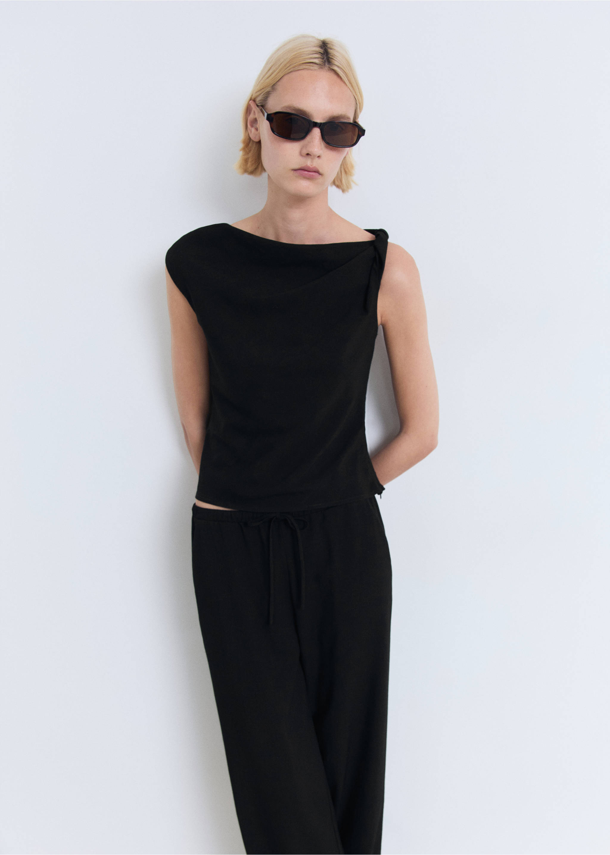 Drawstring straight trousers - Medium plane, Black. Ref: 17091218-00.