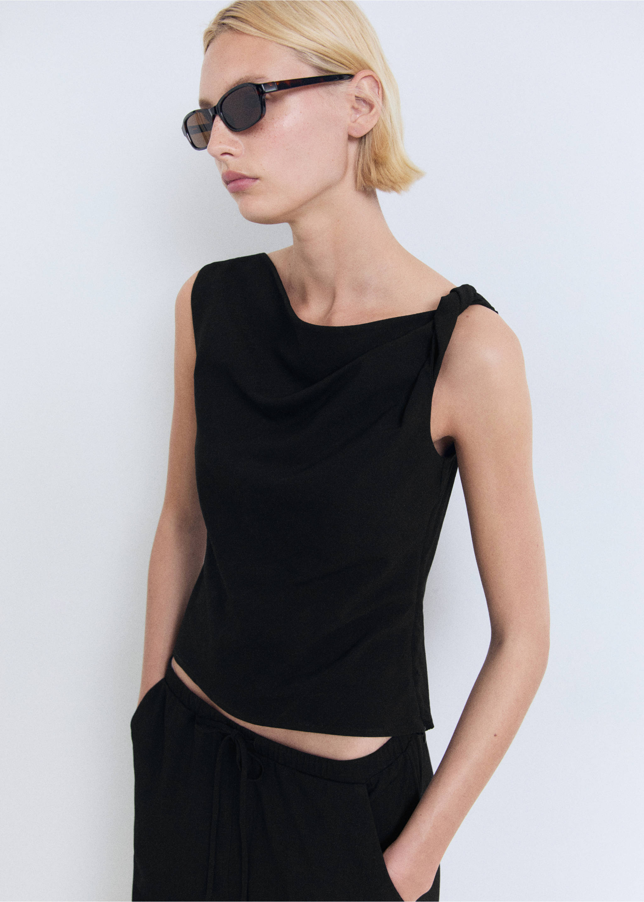 Drawstring straight trousers - Details of the article 3, Black. Ref: 17091218-00.