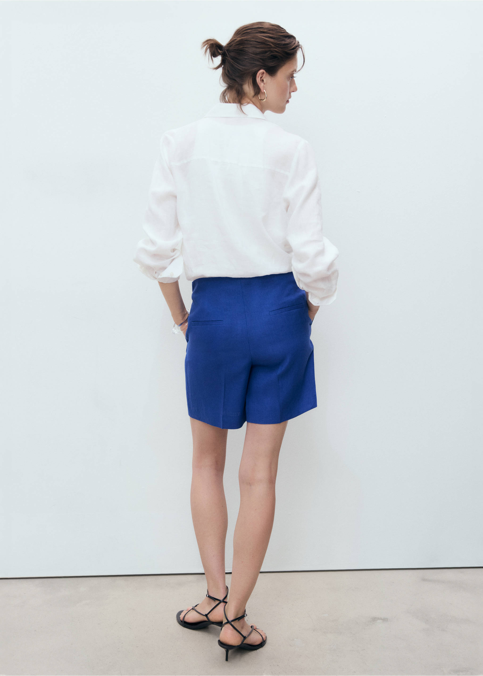 Linen straight-fit mid-rise shorts - Reverse of the article, Indigo Blue. Ref: 17091248-00.