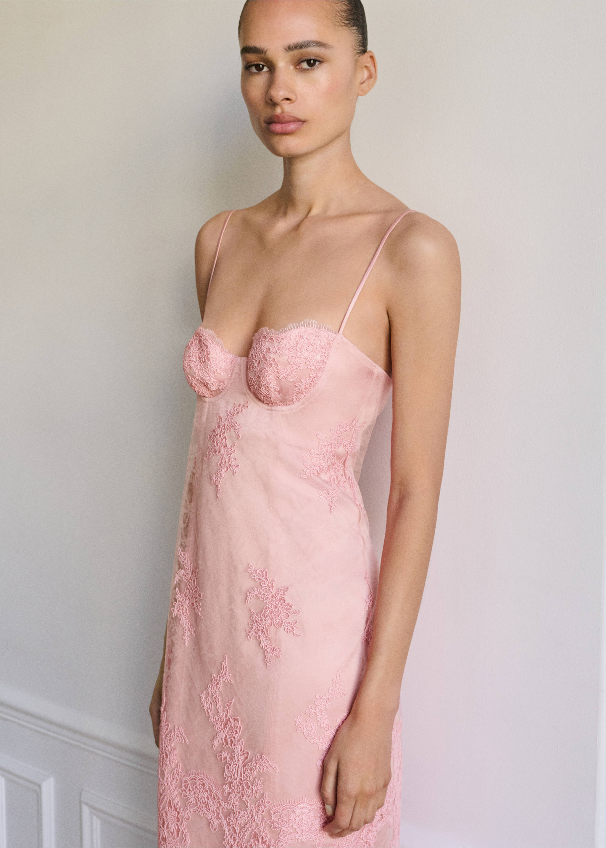 Lace dress with structured neckline - Medium plane, Pastel Pink. Ref: 17091263-00.